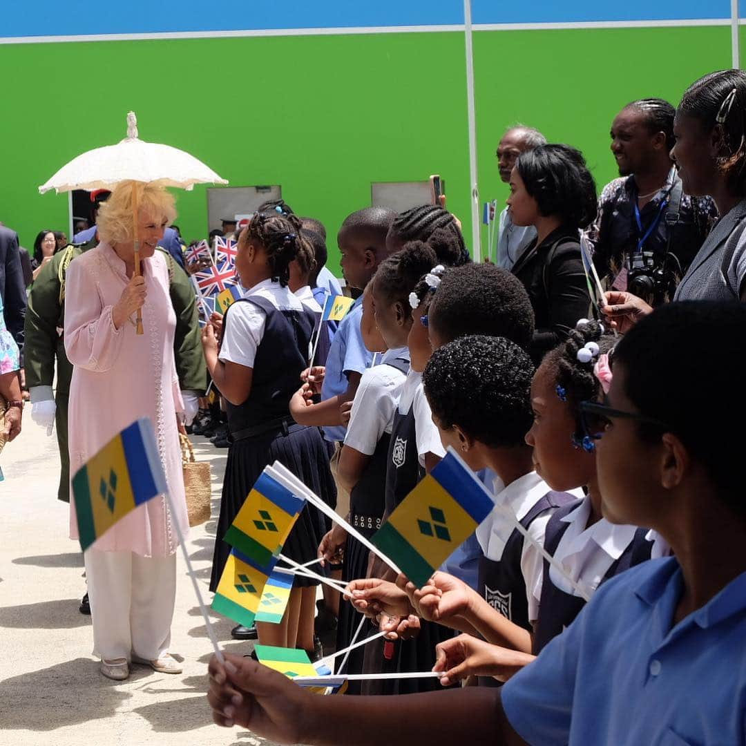 クラレンス邸さんのインスタグラム写真 - (クラレンス邸Instagram)「The Prince of Wales and The Duchess of Cornwall have arrived in St Vincent and The Grenadines for the Royal visit. 🇻🇨 TRH were met at the airport by a Guard of Honour and were greeted by the Governor-General, Sir Frederick Ballantyne, and The Prime Minister Ralph Gonsalves. Local schoolchildren and residents had also gathered to say hello. #RoyalVisitStVincent」3月21日 3時23分 - clarencehouse