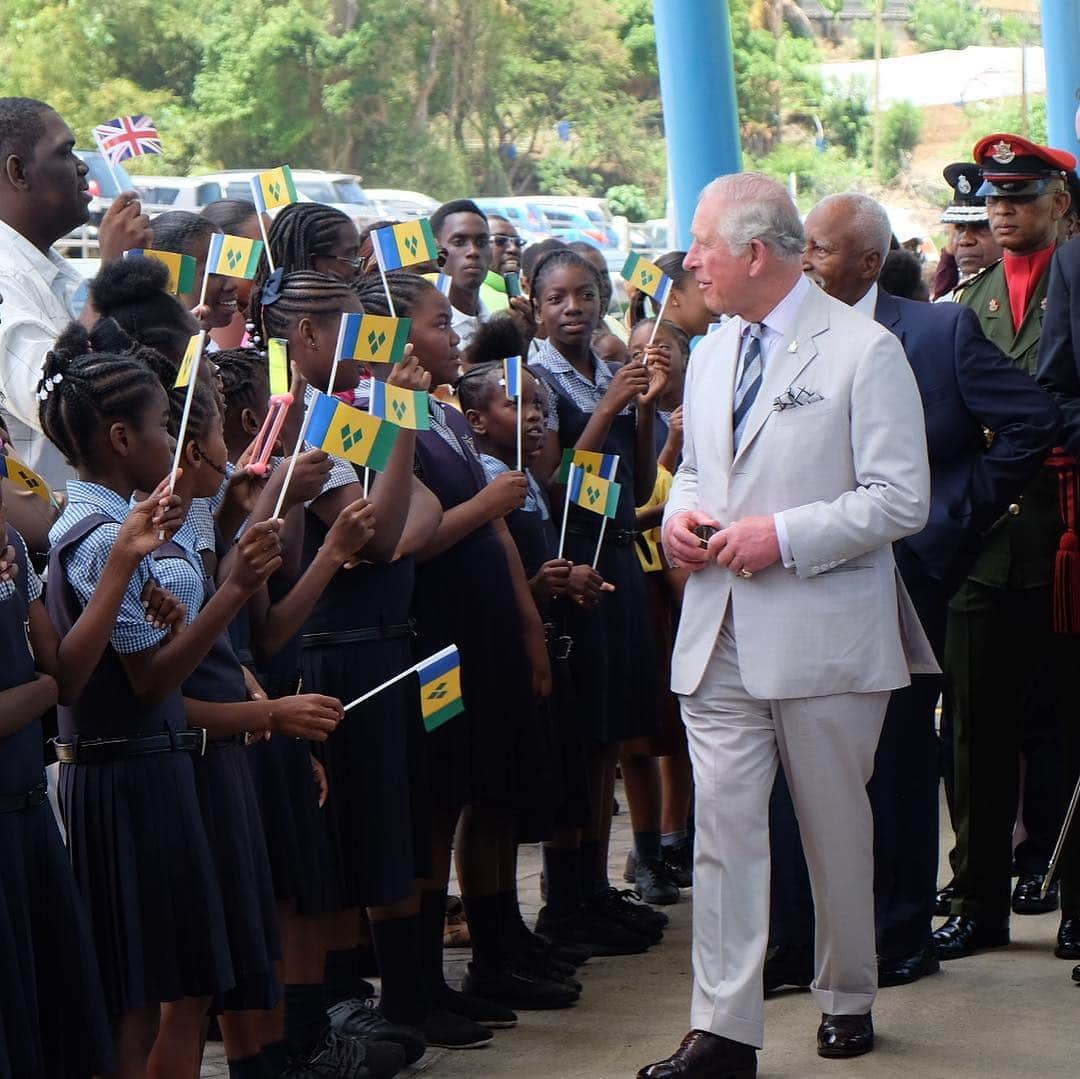 クラレンス邸さんのインスタグラム写真 - (クラレンス邸Instagram)「The Prince of Wales and The Duchess of Cornwall have arrived in St Vincent and The Grenadines for the Royal visit. 🇻🇨 TRH were met at the airport by a Guard of Honour and were greeted by the Governor-General, Sir Frederick Ballantyne, and The Prime Minister Ralph Gonsalves. Local schoolchildren and residents had also gathered to say hello. #RoyalVisitStVincent」3月21日 3時23分 - clarencehouse