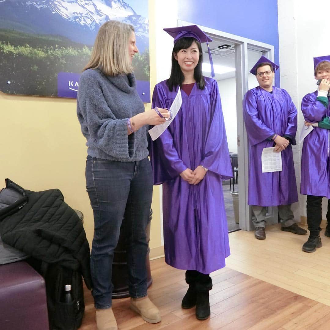 のインスタグラム：「Finally,I graduated Kaplan. I was able to meet really awesome teachers and friends, and they taught me how fun it is to learn English and study with friends from different countries. We shared our culture and minds and I was inspired by new ideas. This experience will definitely be my future nourishments.🤗🇺🇸 * * * 6ヶ月間通った語学学校を卒業しました🎓🌸 * 熱心な先生方と素晴らしいクラスメイトのお陰で本当に充実した半年間でした✨ * 最初の頃は私よりかなり年下なのに喋れるし自分の意見を堂々と言える周りの学生に圧倒されっぱなしでした😂🇺🇸 * それでも少しずつ慣れてきて入学当初よりクラスは2つ上がることが出来ました☺️ 大好きなイチロー選手についてプレゼンしたのも良い思い出⚾️ * 台湾人のZonaと仲良くなり、もっとコミュニケーションを取りたい！と思えたのも英語を学ぶ大きな原動力になりました♡ * * 何より朝4時起きで宿題&娘の保育園送迎生活から解放されたのは嬉しすぎる😂 * しばらくしたらまた別の学校に通う予定です🏫 * *  #graduation #kaplan #thankyouguys  #porland #oregon #student #アメリカ暮らし #ポートランド生活 #アメリカ育児 #アメリカ子育て」