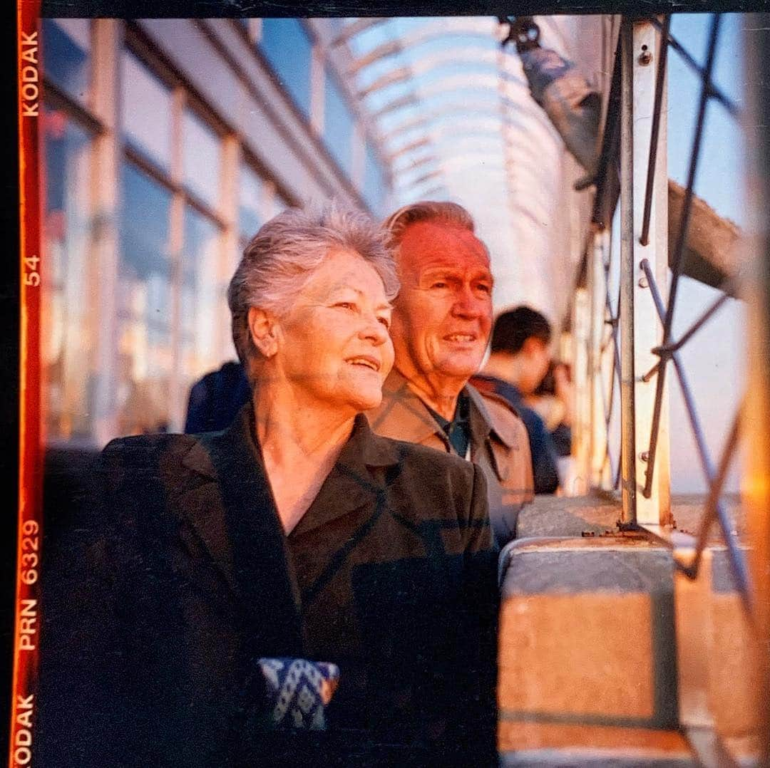 Robert Clarkさんのインスタグラム写真 - (Robert ClarkInstagram)「Fun to go in to my archive and find pictures of my #parents that I had forgotten that I shot. I shot this at the top of the #EmpireStateBuilding in 1995. I lost my mom last summer and my dad is coming up on 95 years old, this is one reason I love Photography, sometimes it just hits you and makes you time travel.」3月21日 3時25分 - robertclarkphoto