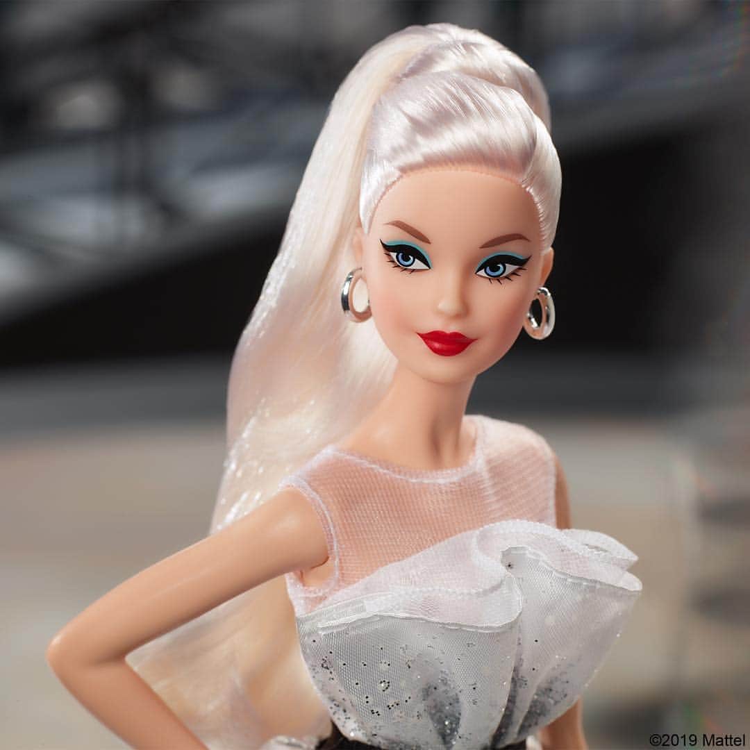 バービーさんのインスタグラム写真 - (バービーInstagram)「Celebrate the 60th anniversary with this glamorous keepsake! Dressed in a cascading ball gown with twinkling silvery sparkles, this collectible pays homage to the original Barbie doll and her iconic fashion heritage! ✨#Barbie60⁣ ⁣ ⁣Shop now via the link in the bio.」3月21日 3時44分 - barbie