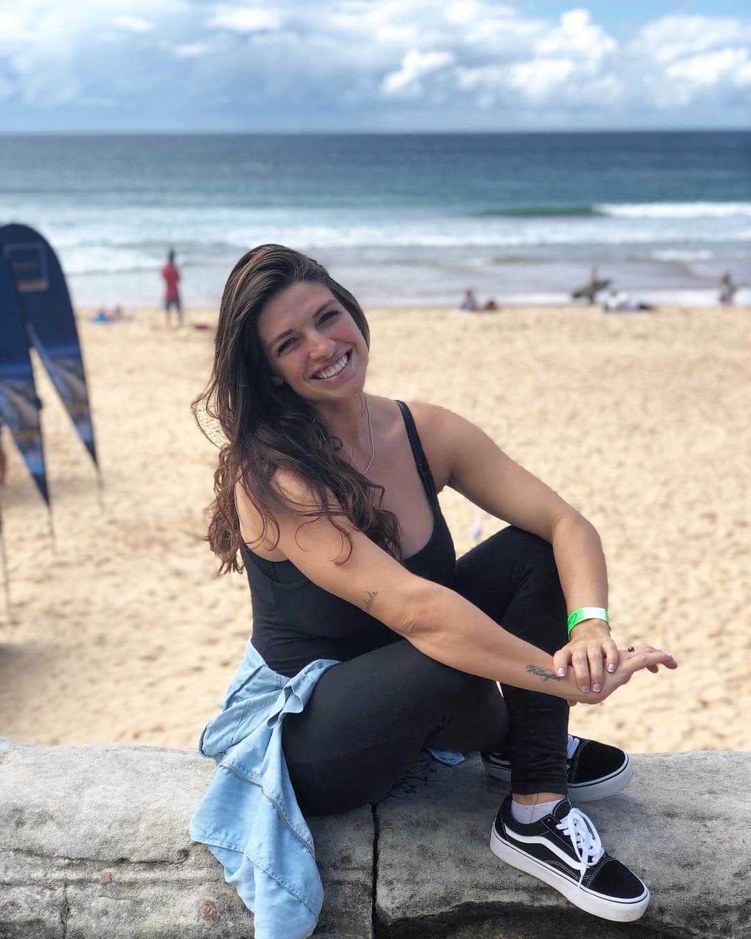 マッケンジー・ダーンのインスタグラム：「Surf Competition ✌🏼 Comment if you train and surf! 🥋🏄🏻‍♀️ • • • • •  Campeonato de Surf! ✌🏼 Comenta se vc treina e surfa também! 🥋🏄🏻‍♀️」