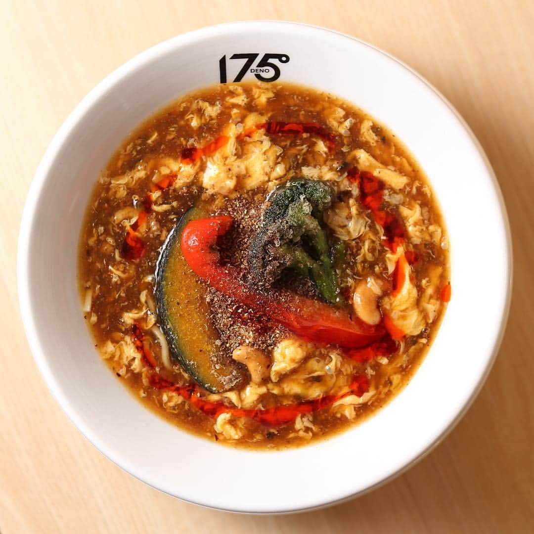のインスタグラム：「酸辣湯麺（サンラータンメン）。 お酢の酸味と唐辛子の辛さにシビれが効いた175°だからこそできる味。 中毒者続出中。今のうちにお召し上がりください🍜 #175deno  #担担麺 #担々麺 #ramen  #ラーメン #大通 #大通公園 #札幌 #札幌駅 #sapporo  #北海道 #hokkaido  #ランチ #痺れ #花椒 #マー活 #酸辣湯麺  #四川料理 #食べログ百名店 #銀座 #ginza  #新宿 #銀座グルメ #新宿グルメ #tokyo #東京 #おひとりさま #辛い #辛いもの好き」