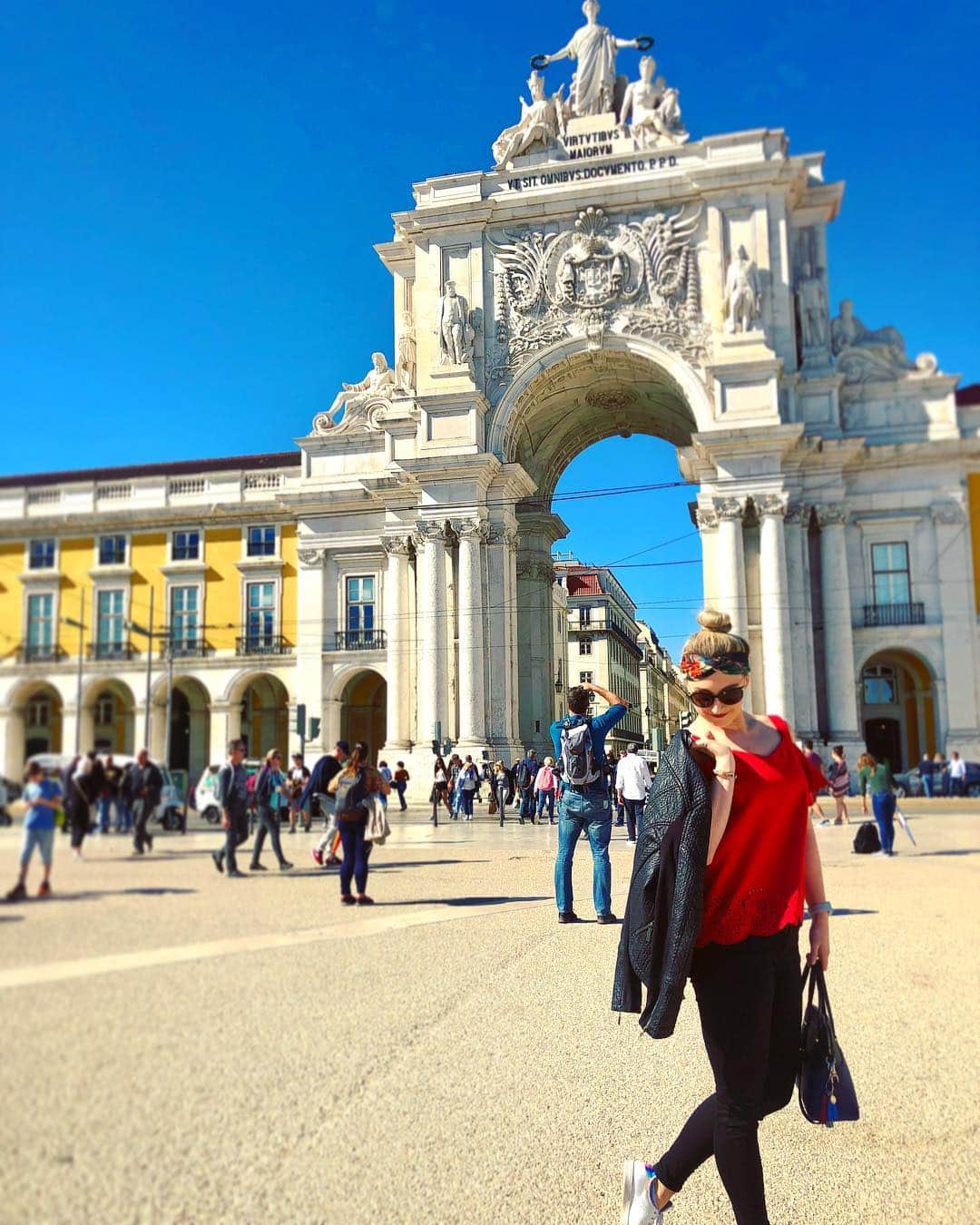 アレクシ・ギレスのインスタグラム：「Last stop of the Europe tour, Lisboa.🇵🇹😎☀️」