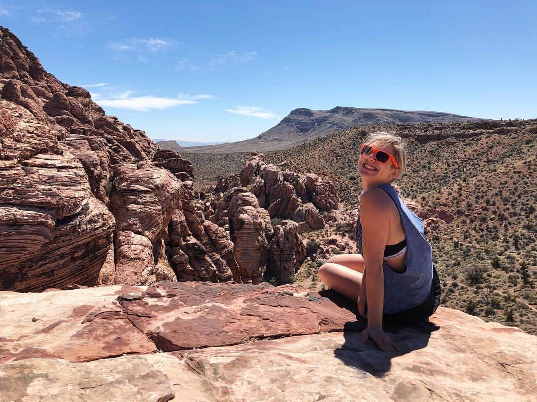 レイチェル・パーソンズのインスタグラム：「Red Rock Pt.3: What even is sunscreen?☀️」