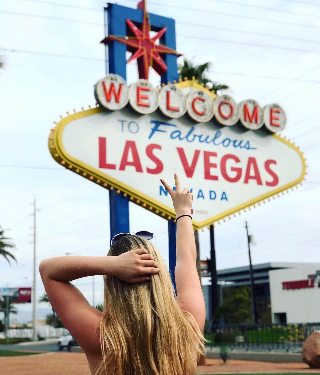 レイチェル・パーソンズさんのインスタグラム写真 - (レイチェル・パーソンズInstagram)「Hello Sin City✨」3月21日 3時56分 - raemarie.parsons