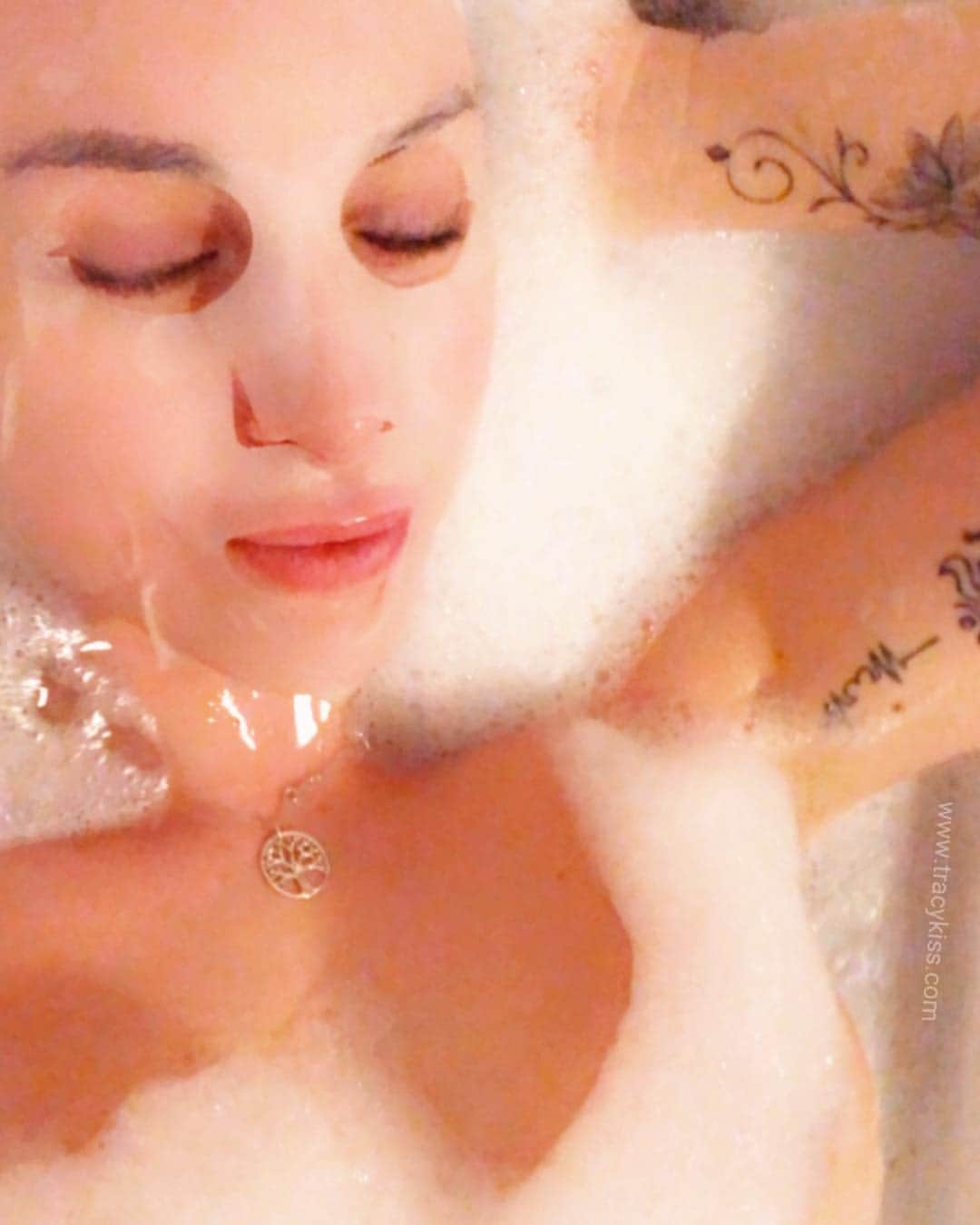 トレーシー・キスさんのインスタグラム写真 - (トレーシー・キスInstagram)「I’m treating myself to a luxuriously relaxing evening in after such a busy week already! I love soaking away my aches and pains in a steamy hot candlelit bubble bath and have the most soothing beauty mask on from @vie_aesthetics to firm and tighten my skin as I unwind. Remember to be kind to yourself my darlings, take time out, de-stress and relax - you deserve it! 🛁 ------------------------ #relax #unwind #bubblebath #facemask #tracykiss #girlswithmuscles #bodygoals #femaleempowerment #muscles #booty #tattoo #healthy #bodytransformation #inspiration #wcw #motivation #ootd #fashion #weightloss #fitness #weightlossjourney #girlpower #thick #ootn #lotd #veganism #girl #gym #bodybuilding #vegan」3月21日 3時56分 - tracykissdotcom