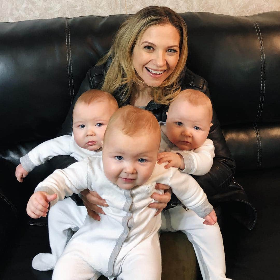 バネッサ・レイさんのインスタグラム写真 - (バネッサ・レイInstagram)「First dogs now BABIES in this episode! Cooper, Hudson and Jaxson were the Marlon Brando’s of baby actors. #identicaltriplets」3月21日 3時59分 - vrayskull