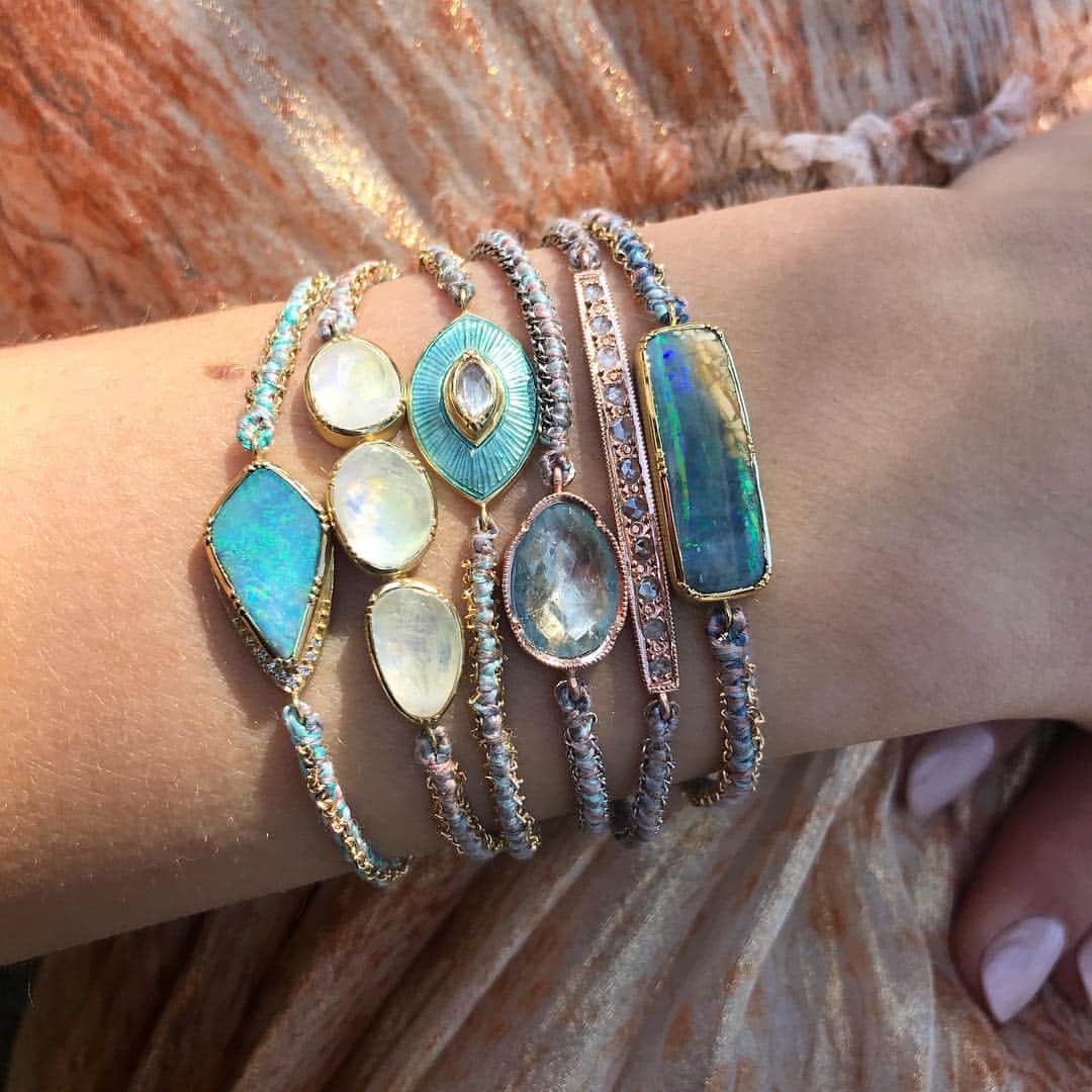 のインスタグラム：「A soulful wrist . 💎🌈💕✨ #gemstonewovens #brookegregson」