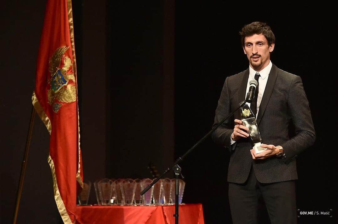ステファン・サヴィッチのインスタグラム：「⚽️🇲🇪❤️」