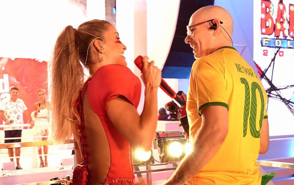 ピットブルのインスタグラム：「Time to get moving! 💃🔥 Put on "Muévelo Loca Boom Boom" and get the party started right! Dale! ⁣ ⁣ Link in bio」