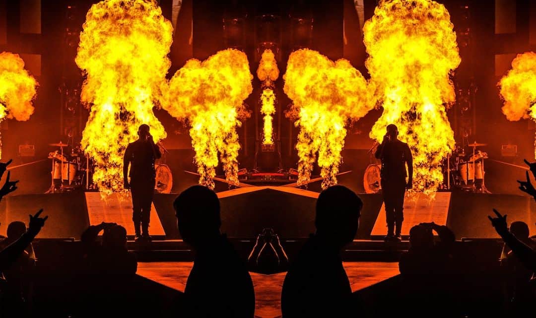 Shinedownさんのインスタグラム写真 - (ShinedownInstagram)「Second to last date on the first leg of our 2019 #attnattnworldtour... Colorado... Are you ready for this? 🔥 . . 📷 @sanjayparikhphoto #shinedown #pyro #rockshow」3月21日 4時09分 - shinedown