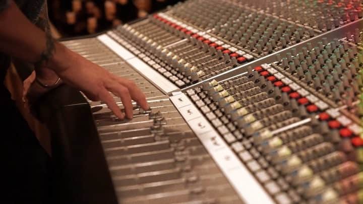 キース・アーバンのインスタグラム：「Step into the studio to see how "Same Heart" from #GraffitiU was written and recorded! Full video at link in bio.」