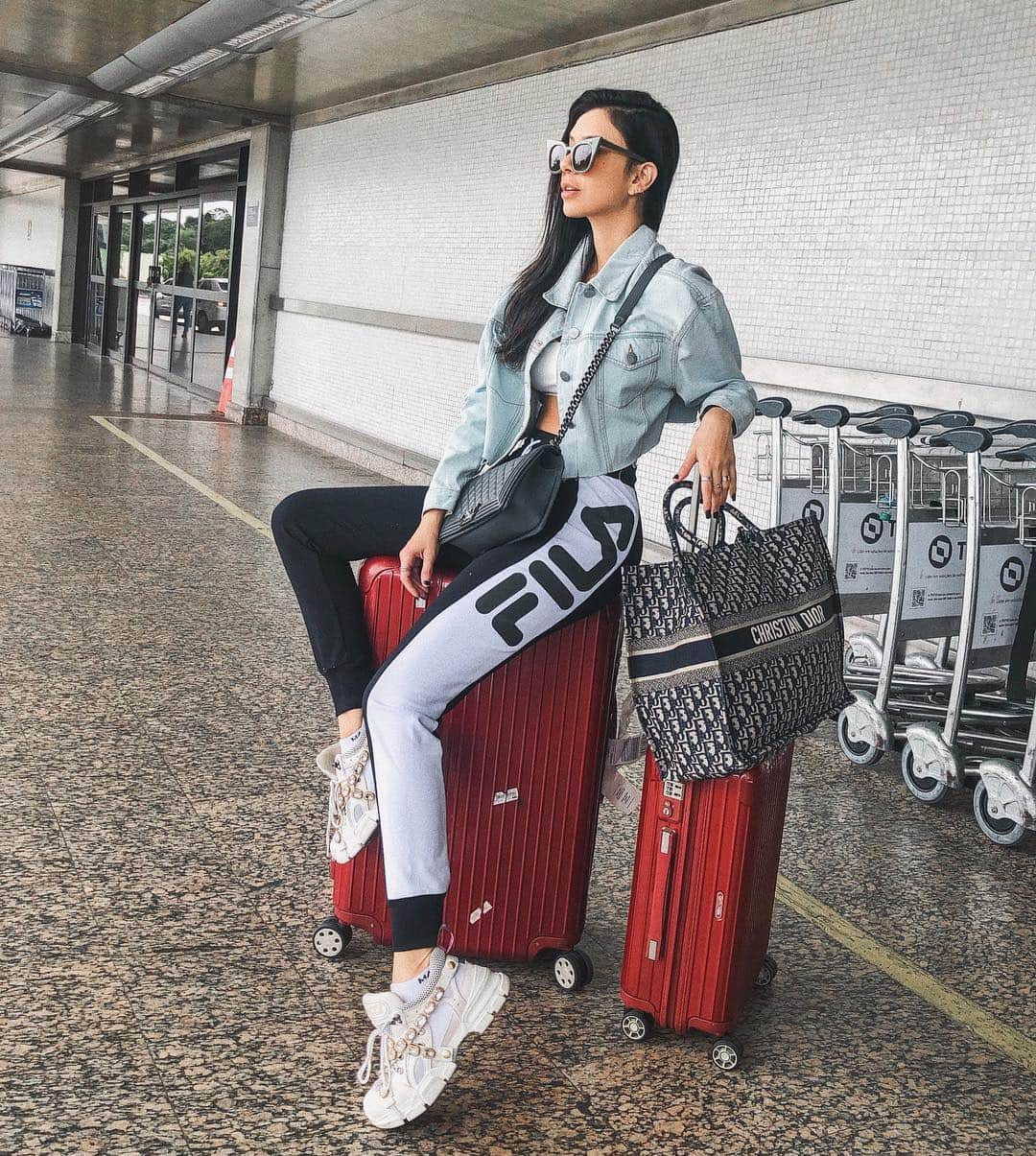Gabriela Salesのインスタグラム：「10 MIL FOTOS! 😱😱😱😱 Minha fia já gosta de postar, né não? Kkkkkkk... Coincidentemente, a 10.000 foto é num aeroporto, que terminou se tornando minha segunda casa desde que, há 10 anos, comecei nesse universo de blog e mudei minha completamente minha vida. Embora muita gente não saiba, comecei bem do zero, do zerinho, conquistando tijolinho por tijolinho, graças a vocês... e hoje estamos aqui... Mesmo tendo ido tão longe, sinto que ainda tenho muito o que desbravar e que, juntos, ainda iremos muito longe. Obrigada por existirem a minha vida e por me fazerem chegar até aqui ❤️❤️❤️ Vem comigo nos próximos 10 anos?」