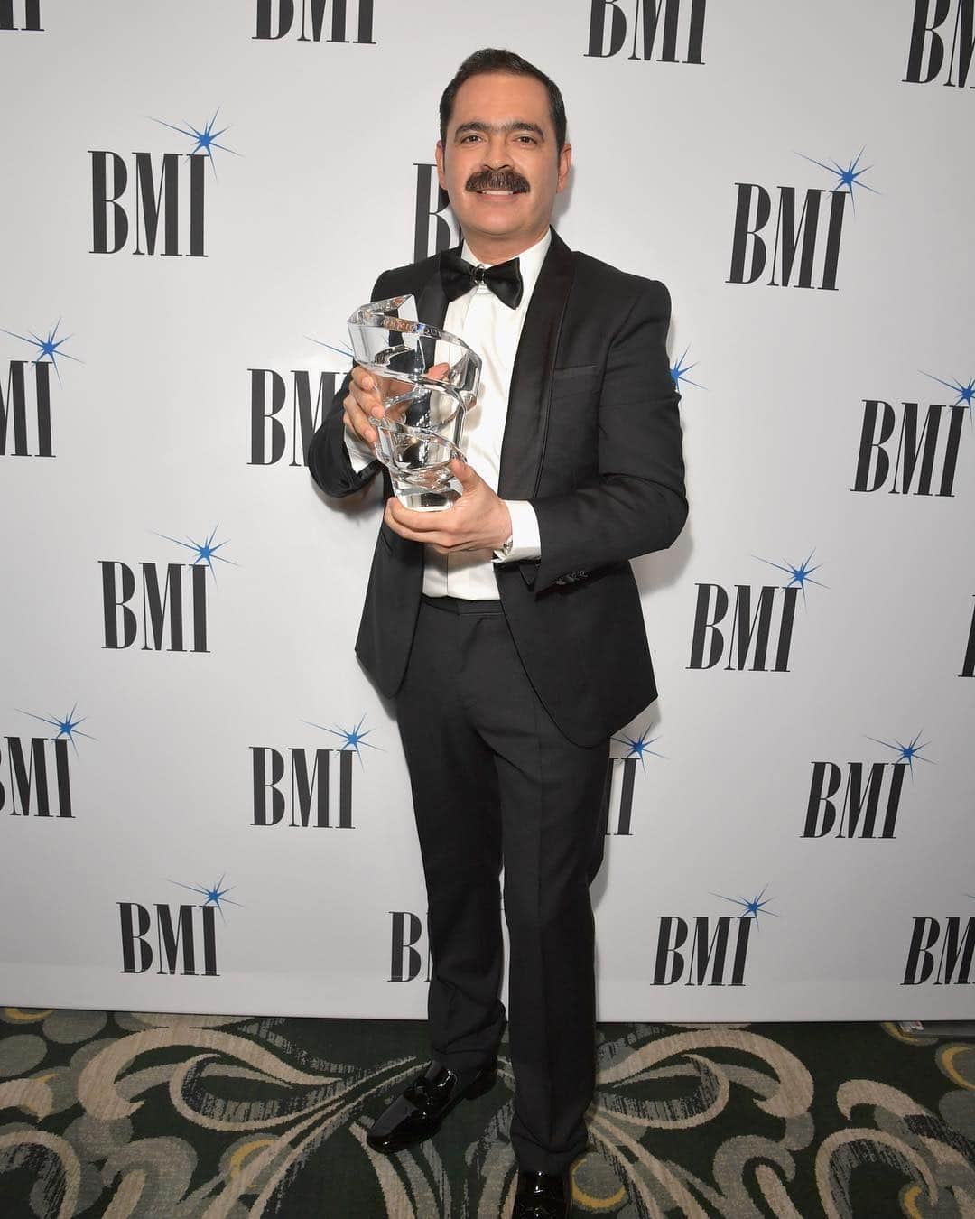 Broadcast Music, Inc.さんのインスタグラム写真 - (Broadcast Music, Inc.Instagram)「We had the honor of celebrating 🥳 this amazing songwriter, Mario Quintero Lara last night at our #BMILatinAwards. @lostucanesdetijuana #lostucanesdetijuana」3月21日 4時14分 - bmi