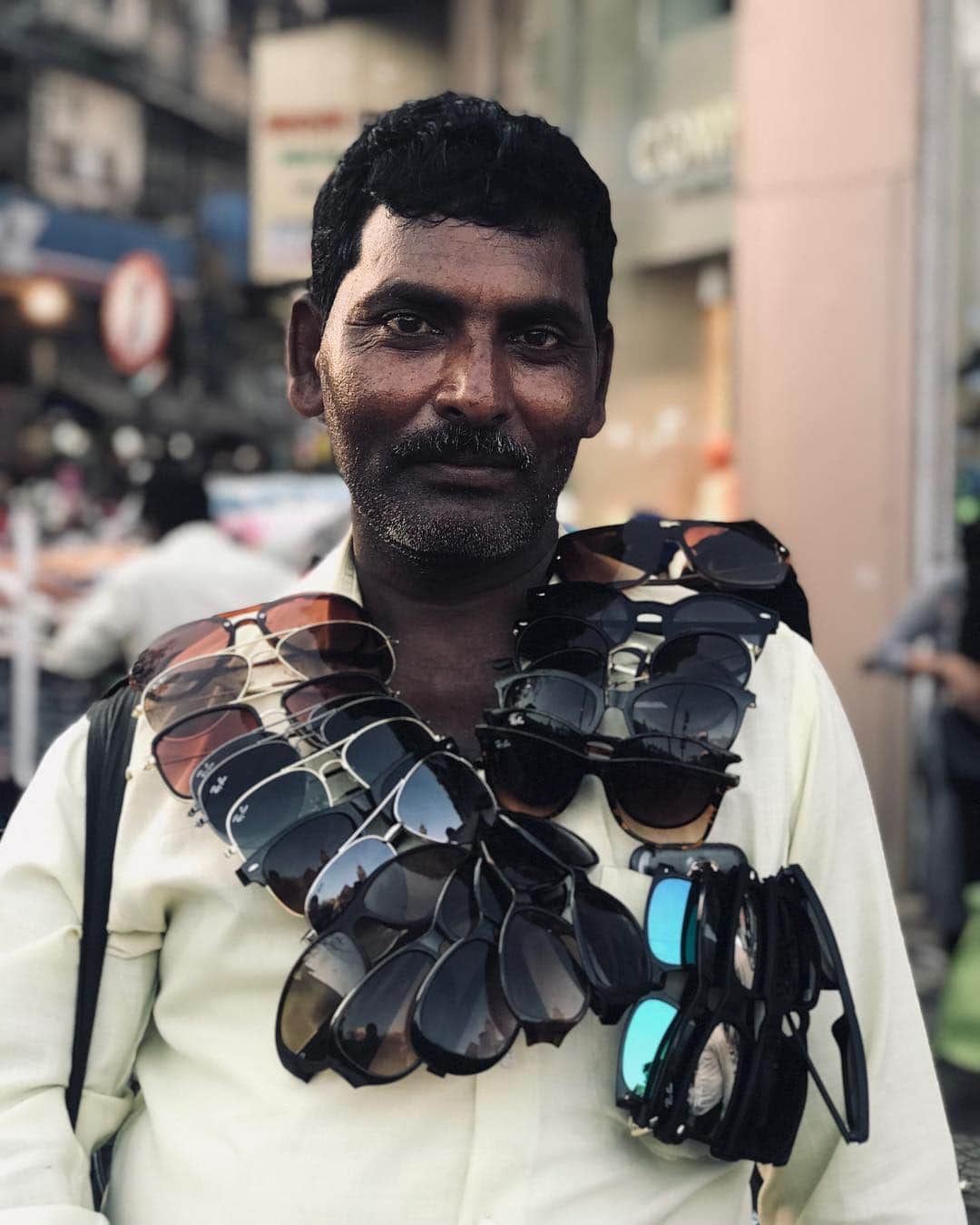 ジャンポールレスパナールのインスタグラム：「. So this is an example of one of the multiple visual orgasm I can get while being here. At least 15 times a day I am bumping into these amazing people making Bombay so alive. Total brain fuck! This is Farid. He’s selling knock off Ray Ban sunglasses in the streets next to Mangaldas market. It’s always a pleasure to cross his smily path. ♥️」