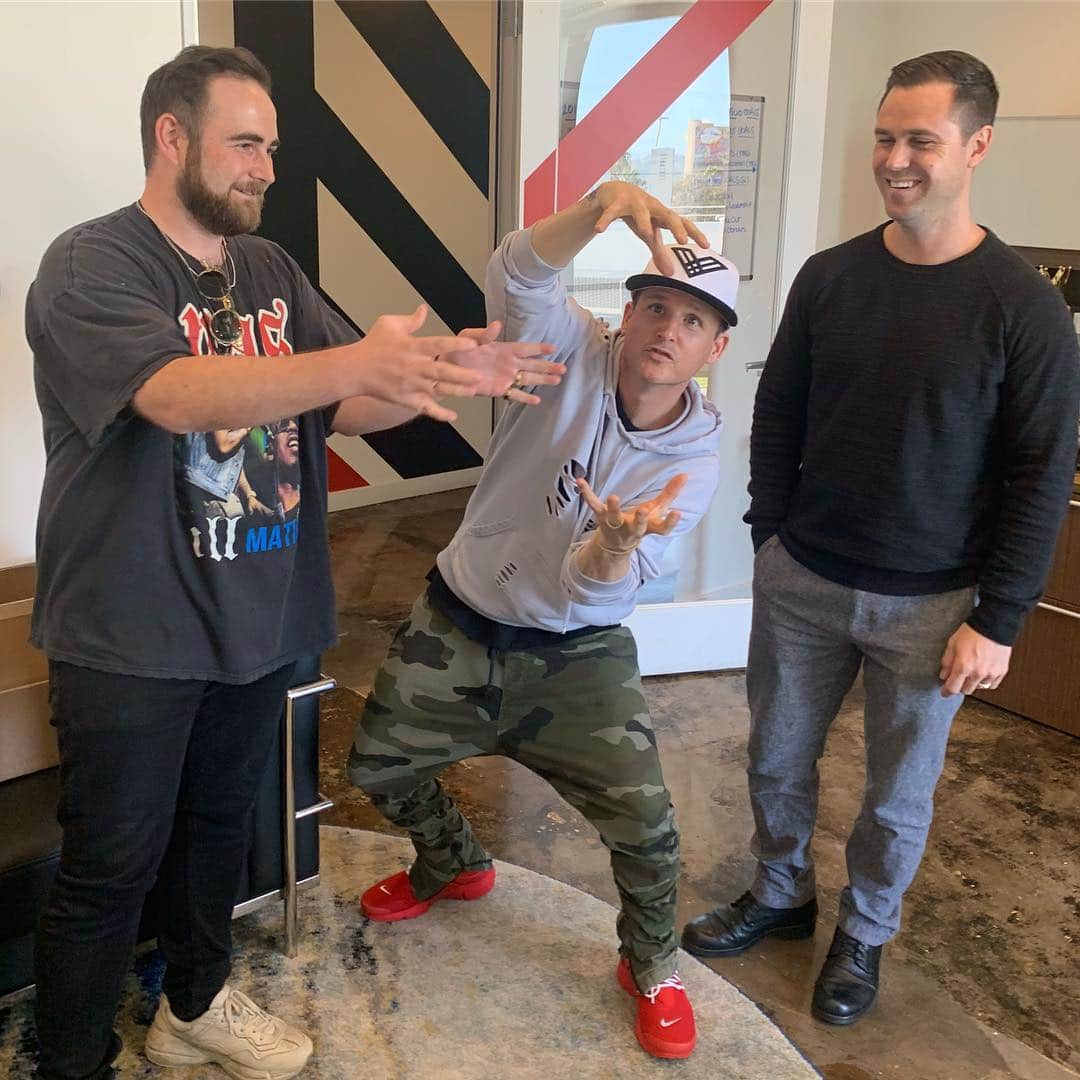 ロブ・ディアデックのインスタグラム：「Here you can find me demonstrating the size of the @dyrdekmachine championship level trophies we will be making for our portfolio companies after an exit. Although the founder and CEO of @saintmidas_ , @emiliodangelo is reaching for the glory, it will be Founder and CEO of @madebyscience, @josh_held who receives the first one after the MBS/Form Factory acquisition closes this month. #manufacturingamazing #doordier」