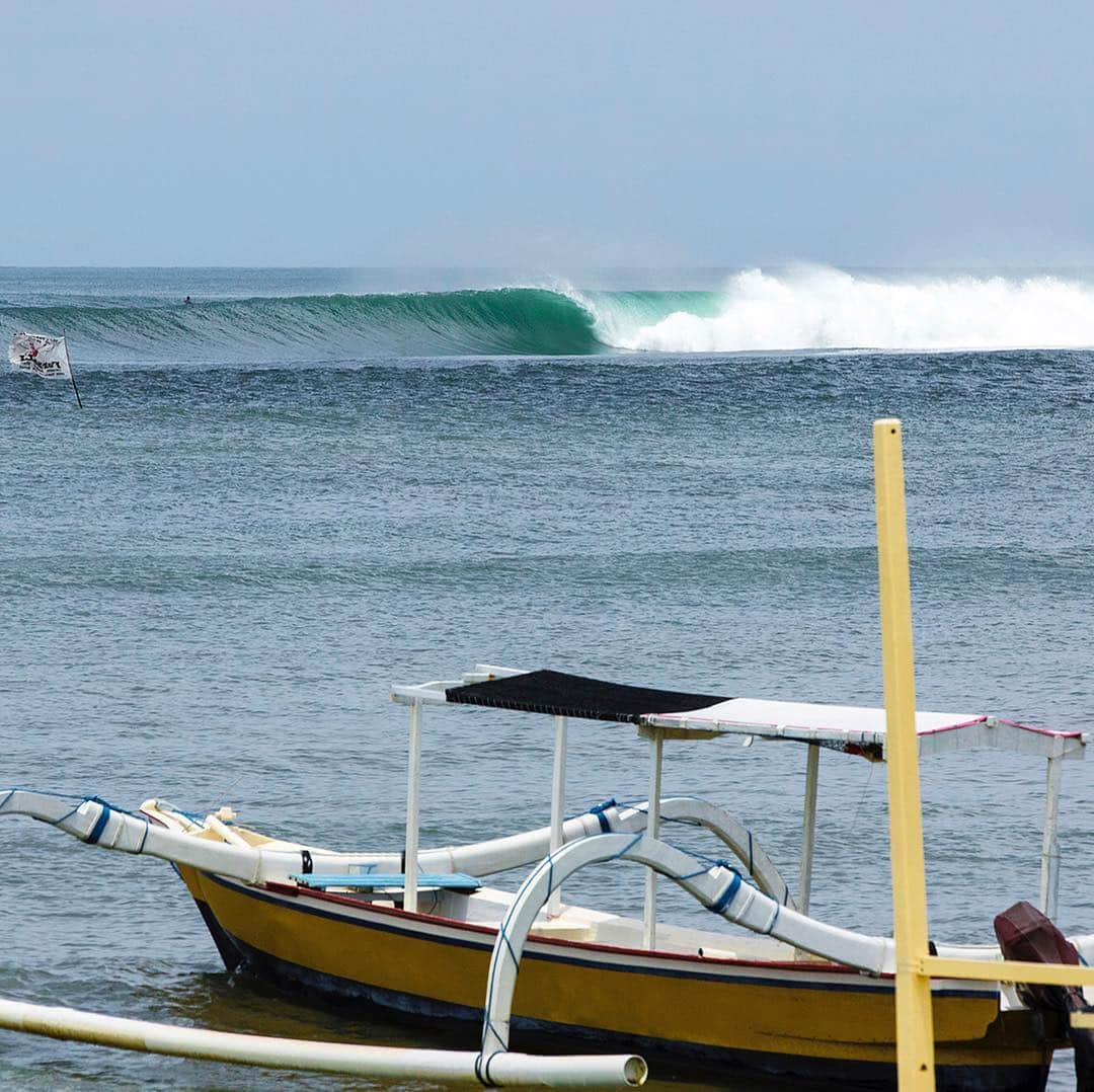 surflineさんのインスタグラム写真 - (surflineInstagram)「On this Day, 2017, The Indian Ocean experienced an overload of swell. Bali was firing...and empty. #GoodToEpic 📷: @liquidbarrel」3月21日 4時28分 - surfline