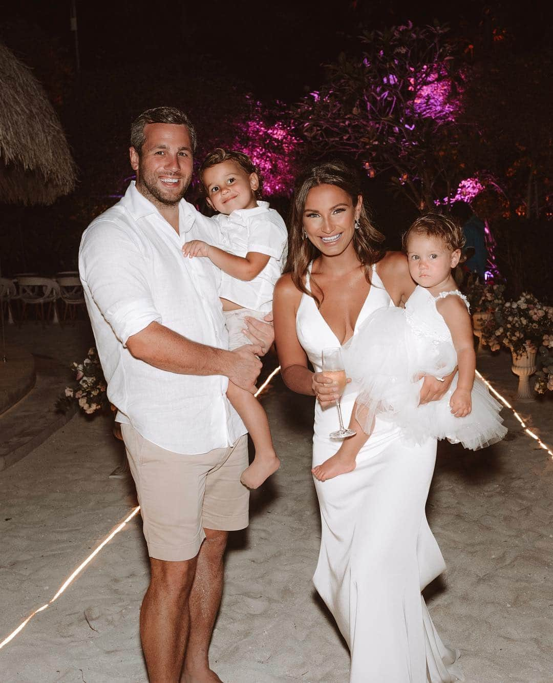 サム・フェアーズさんのインスタグラム写真 - (サム・フェアーズInstagram)「This has to be my favourite family photo yet ♥️ and what a day this was. Making memories with our family & friends that will last a lifetime 🥂🏝 (Ps The Mummy Diaries is on tonight @itvbe 9pm) x」3月21日 4時31分 - samanthafaiers