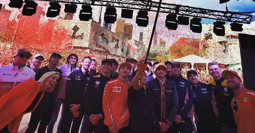 F1さんのインスタグラム写真 - (F1Instagram)「FOUND: Those two missing Finns - they were there after all! 🤳👀🇦🇺🇫🇮😉 .  #F1 #Formula1 #F1Launch2019 @kimimatiasraikkonen @valtteribottas @ausgp」3月21日 4時38分 - f1