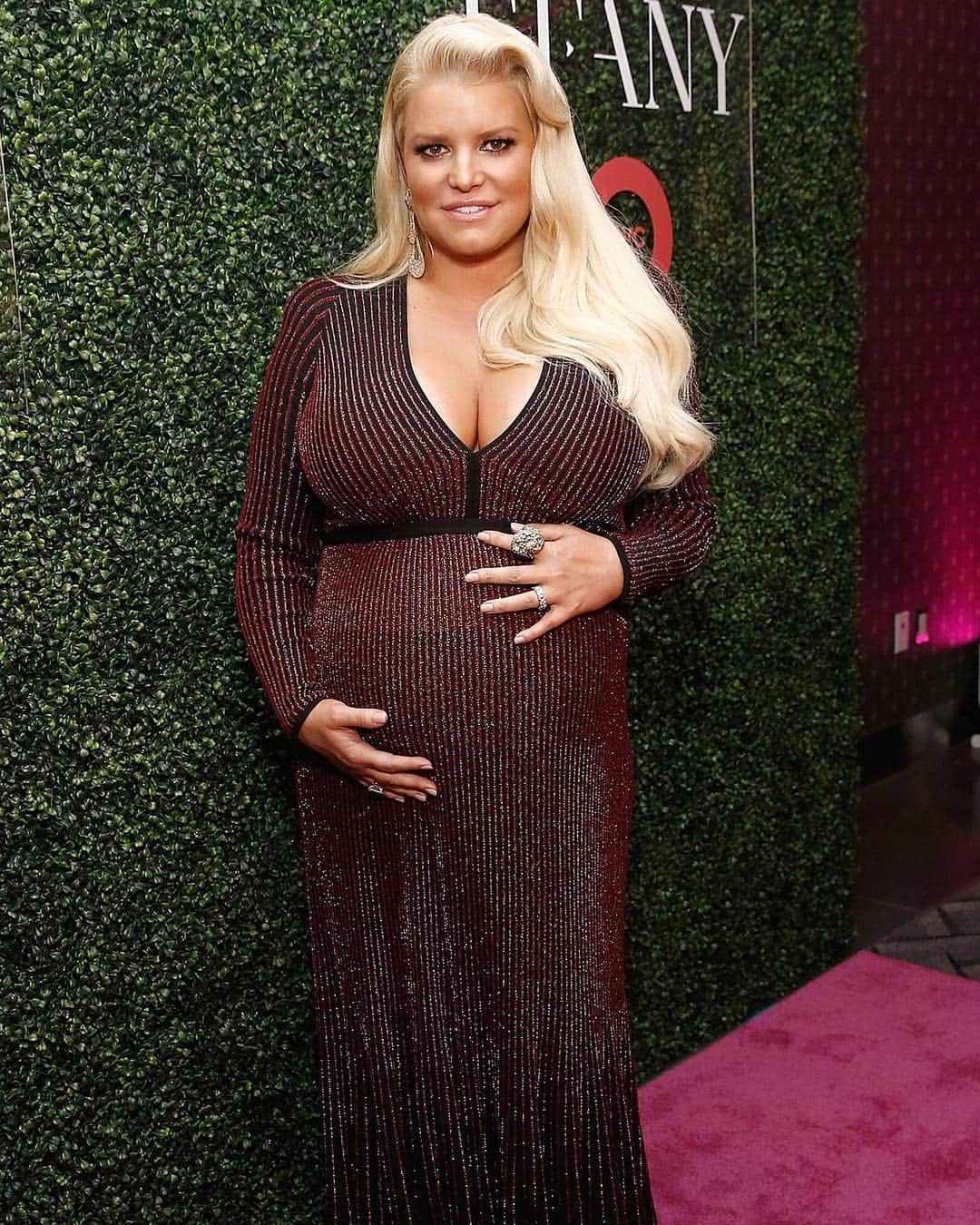People Magazineさんのインスタグラム写真 - (People MagazineInstagram)「Birdie's here! #JessicaSimpson and #EricJohnson have welcomed their daughter into the world. 💕 Tap our bio link for more on the new bundle of joy. 💖 |📷: Brian Ach/Getty」3月21日 4時43分 - people