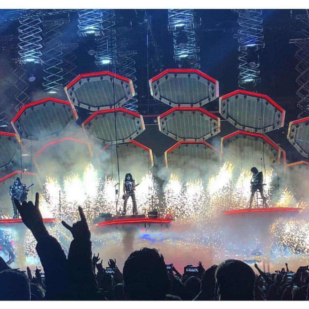 KISSさんのインスタグラム写真 - (KISSInstagram)「Show us what ya got 🤟 share your photos from the show with #EndOfTheRoad. They’ll be featured at kissonline.com/endoftheroad and we’ll feature a few on our social media!」3月21日 4時45分 - kissonline