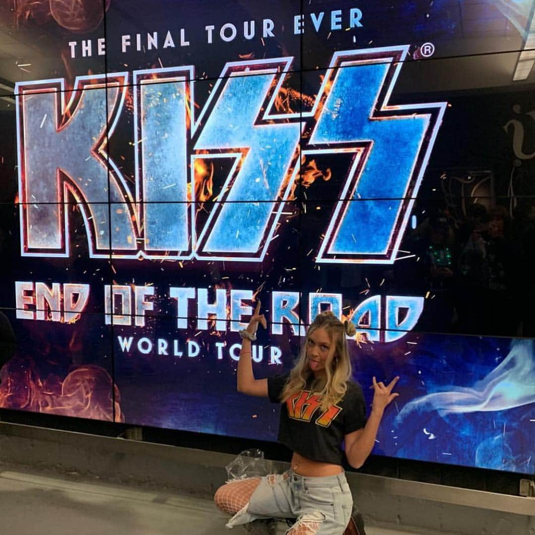 KISSさんのインスタグラム写真 - (KISSInstagram)「Show us what ya got 🤟 share your photos from the show with #EndOfTheRoad. They’ll be featured at kissonline.com/endoftheroad and we’ll feature a few on our social media!」3月21日 4時45分 - kissonline