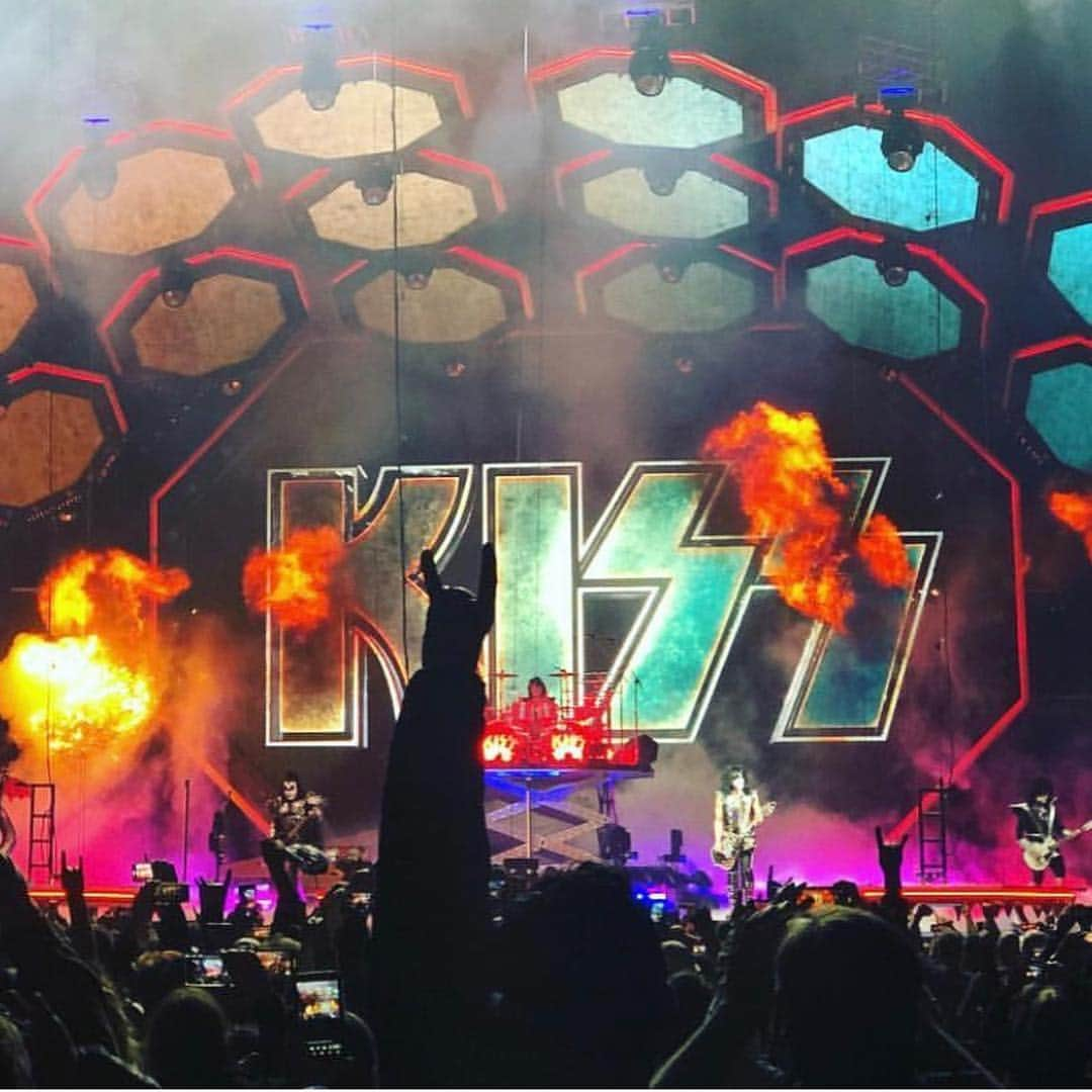 KISSさんのインスタグラム写真 - (KISSInstagram)「Show us what ya got 🤟 share your photos from the show with #EndOfTheRoad. They’ll be featured at kissonline.com/endoftheroad and we’ll feature a few on our social media!」3月21日 4時45分 - kissonline