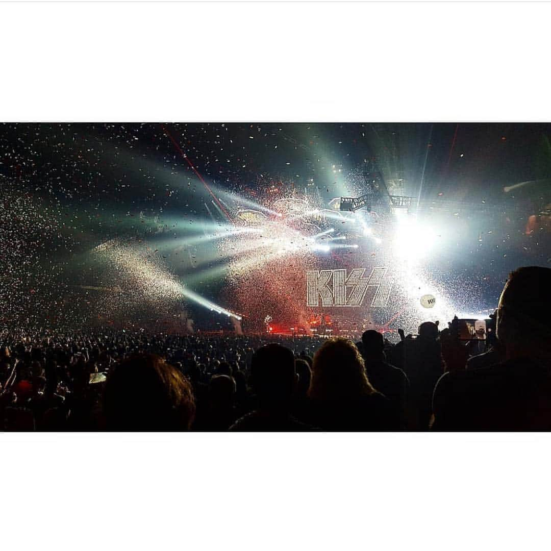 KISSさんのインスタグラム写真 - (KISSInstagram)「Show us what ya got 🤟 share your photos from the show with #EndOfTheRoad. They’ll be featured at kissonline.com/endoftheroad and we’ll feature a few on our social media!」3月21日 4時45分 - kissonline