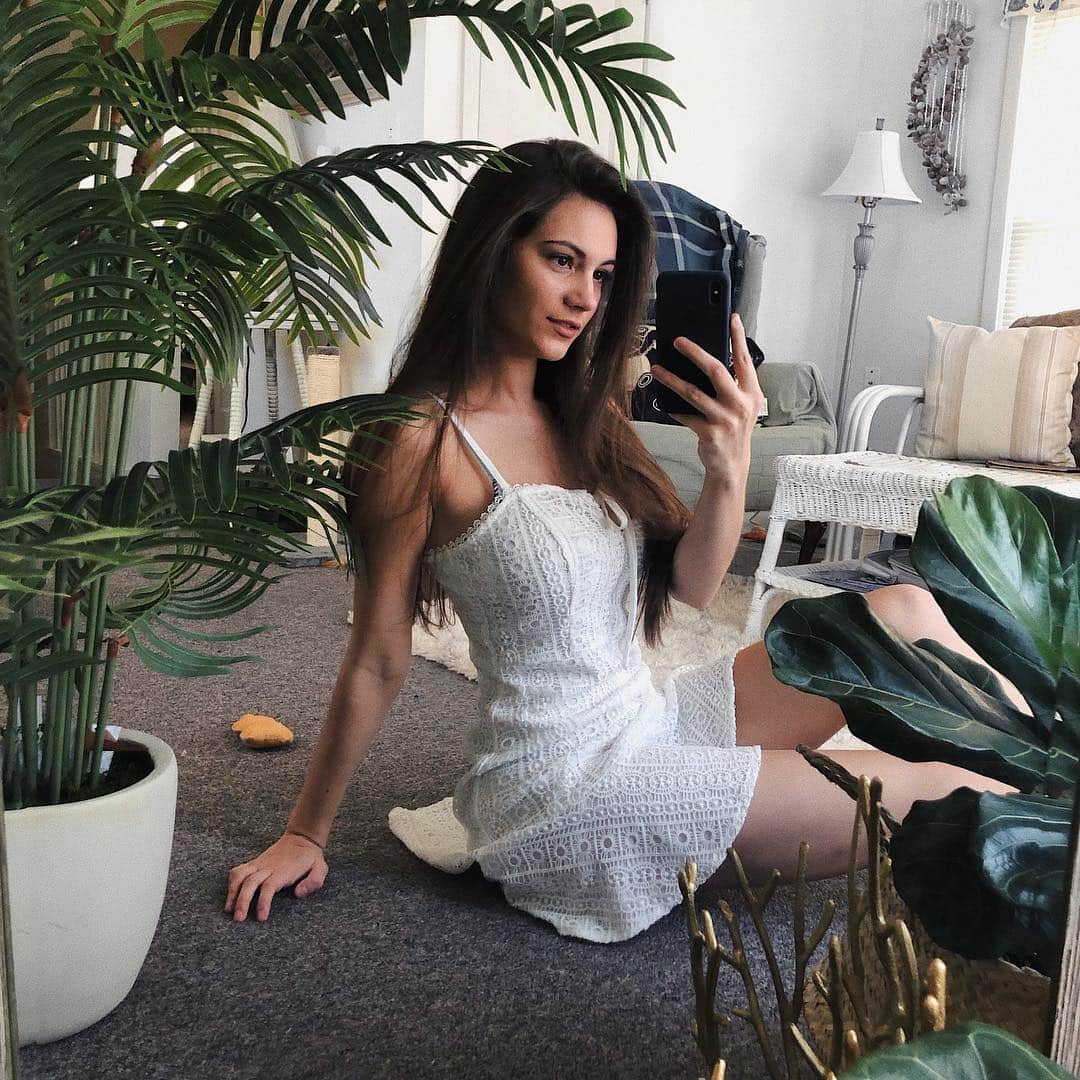 Alexia Rayeさんのインスタグラム写真 - (Alexia RayeInstagram)「hey i’m live :) twitch.tv/alexiaraye COME SAY HI IN CHAT OR BANNED >:(」3月21日 4時51分 - alexiaraye