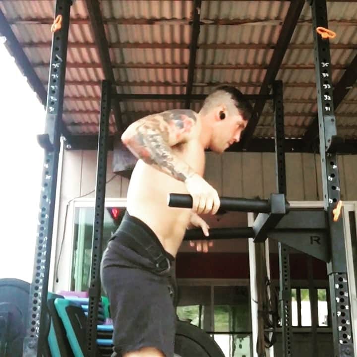 のインスタグラム：「Up to 80 land this week for reps 💪🏻🤙🏻 #dips #weighteddips #luckywelivehawaii #fitnessmotivation #noshirt #tattoos #nufitness」