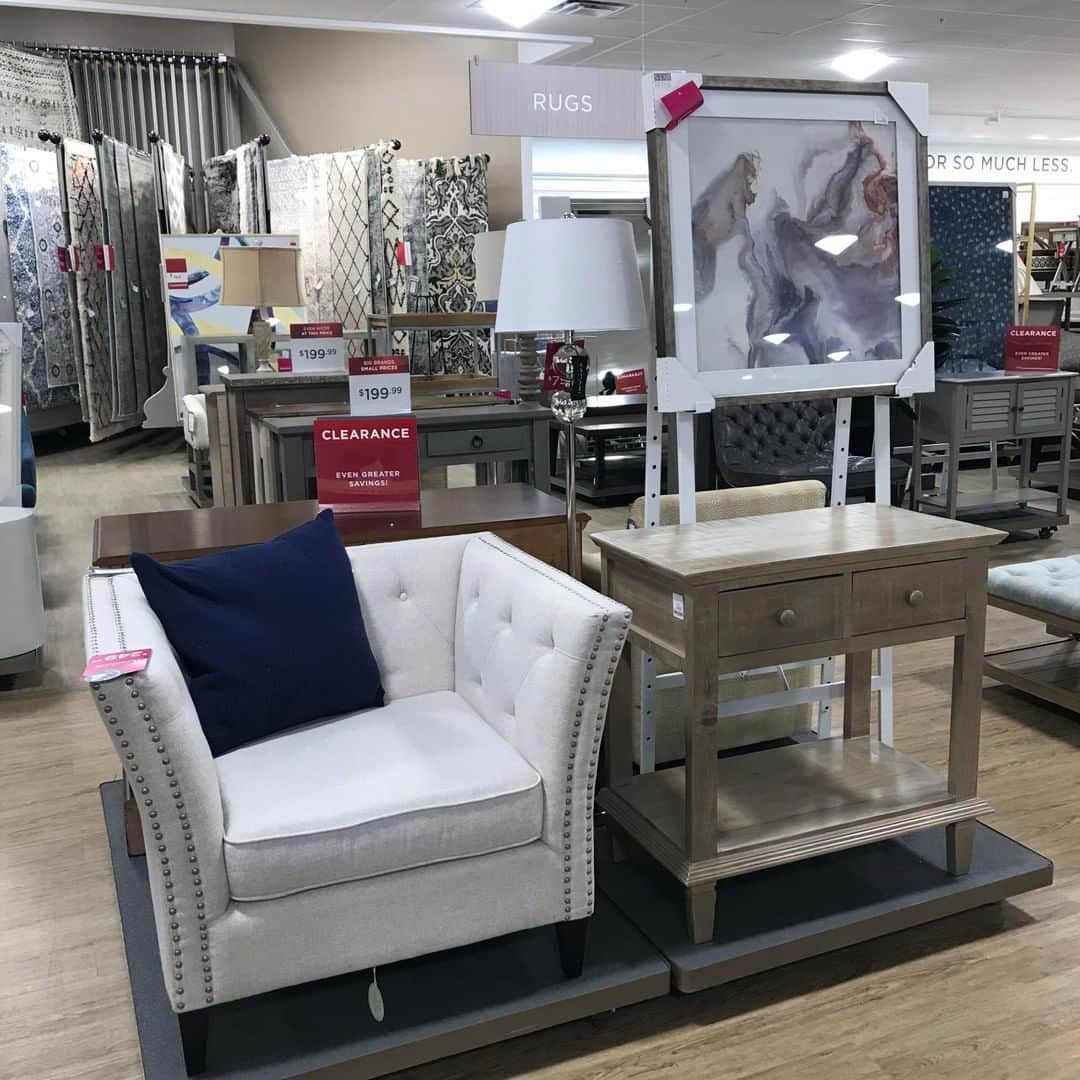HomeGoodsさんのインスタグラム写真 - (HomeGoodsInstagram)「Spring into action! New markdowns just taken. Hurry in for even bigger savings on furniture, rugs and lighting. #GoFinding」3月21日 5時00分 - homegoods