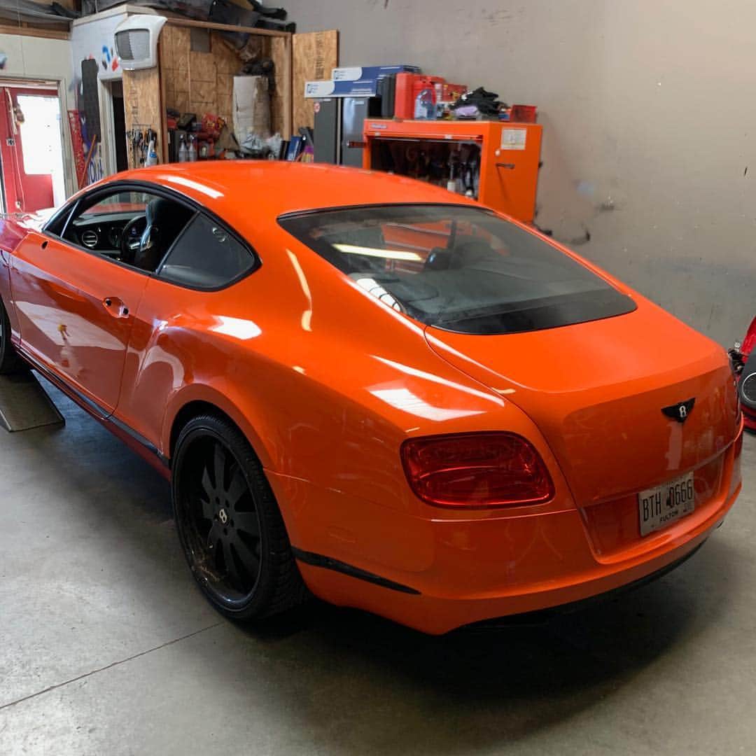 のインスタグラム：「Painted 🎨 my Bentley orange to match my Mclaren 🏀 🍊 🔥🧡 @Laxautostyling」