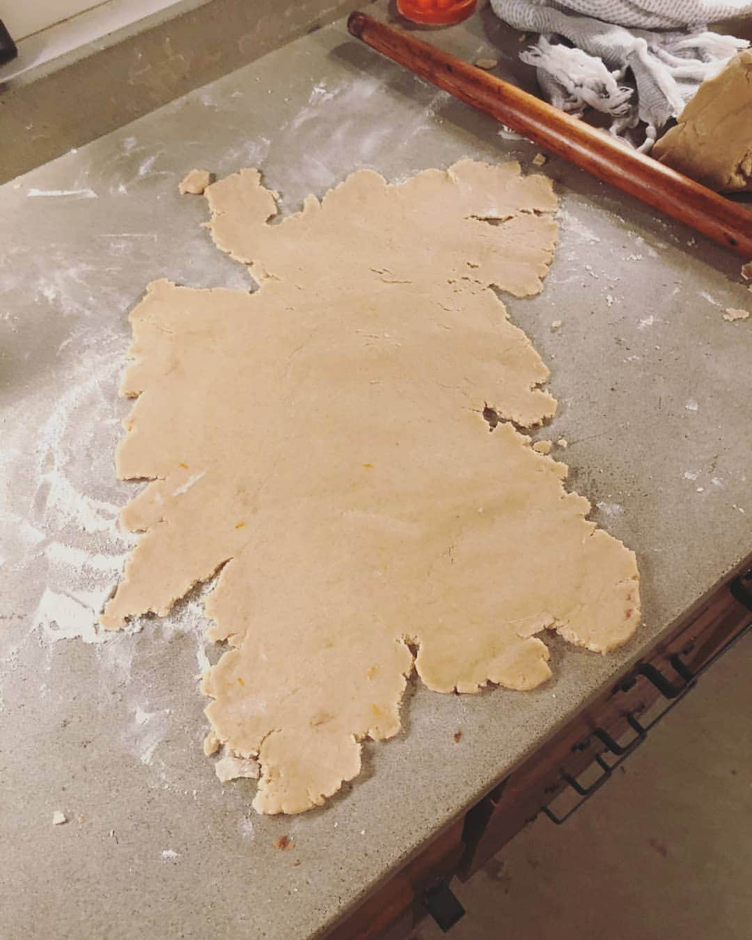 メイム・ビアリクさんのインスタグラム写真 - (メイム・ビアリクInstagram)「It's hamantaschen time! Purim is a day where people of Jewish faith contemplate the ability of our lives to change in an instant. "In the flip of a barrel," we say, everything can be turned upside-down. Some of my hamantaschen didn't stay closed this year, but such is life. They're still tasty. Also, am I mistaken, or does my dough in the last pic look like the shape of Scotland?? . . #purim #judaism」3月21日 5時22分 - missmayim