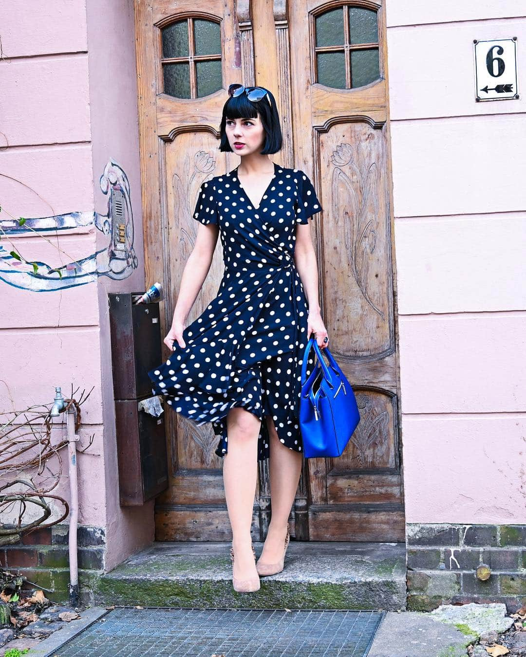 ジョセフリブコフさんのインスタグラム写真 - (ジョセフリブコフInstagram)「City explorer persona: This midnight blue polka dot wrap dress is the perfect piece to explore the city by day or by night, all while remaining chic and elegant🗺🌇 La voyeuse urbaine: Cette robe cache-cœur à pois bleu nuit est la pièce parfaite pour explorer la ville de jour comme de nuit, tout en restant chic et élégante🗺🌇 Dress 191616 Handbag 191953  #josephribkoff #ilovemyjr #handbagsbyJR #travelpersona #worldtraveller #international #jetsetter #fashion #style #cityexplorer #dresses #polkadotdresses」3月21日 5時16分 - josephribkoff