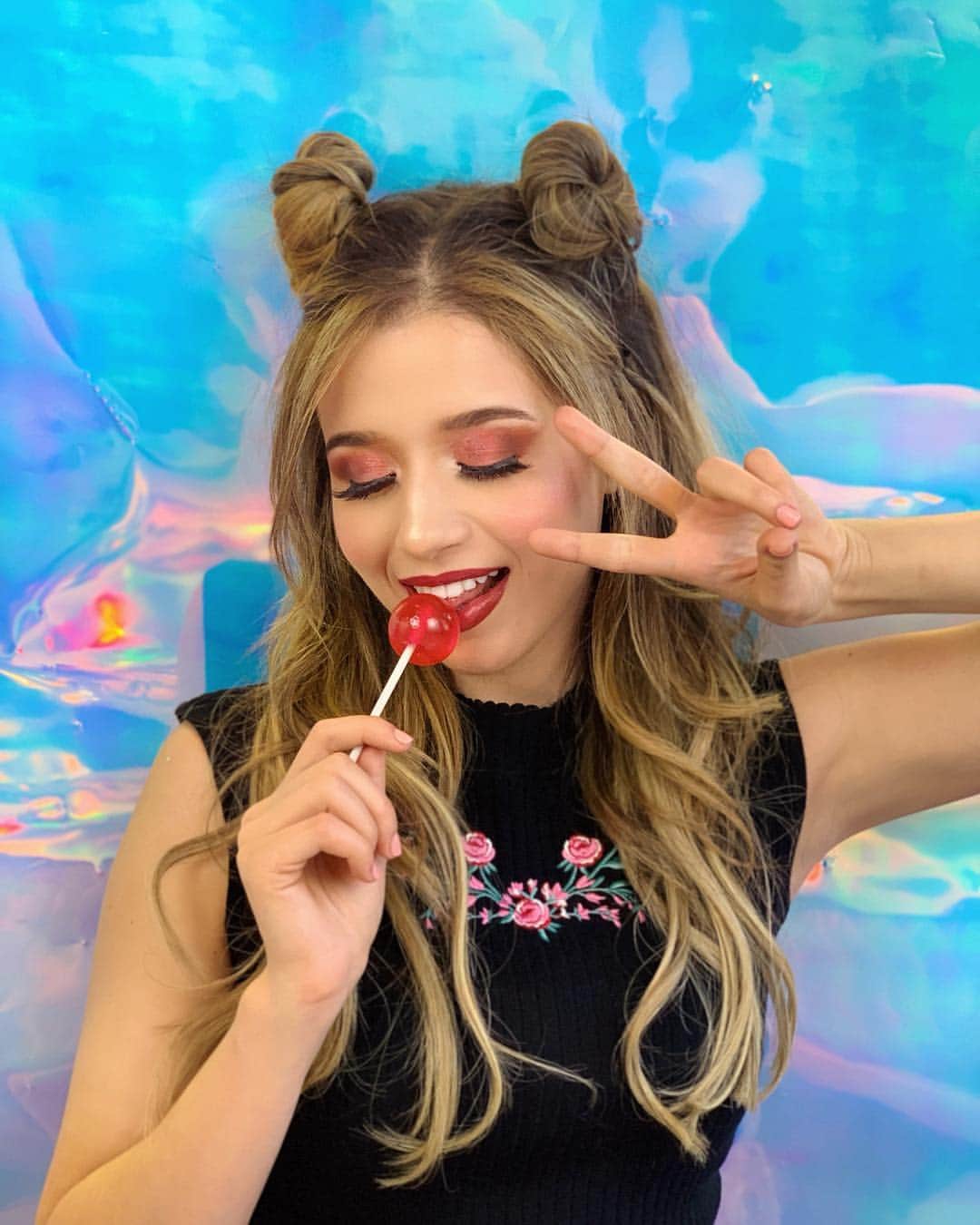 Pokimaneさんのインスタグラム写真 - (PokimaneInstagram)「hai hehe ☺️✌🏼🍭 💜⁣⁣ ⁣⁣ the middle part + make up was such a different look for me :o not sure how I feel about it but it was fun for a photoshoot ^_^ should I do more shoots like this? 🤔 ⁣⁣ ⁣ eyeshadow is poki palette x @winky_lux 😻⁣⁣ make up by @edgarsmakeup 💄」3月21日 5時20分 - pokimanelol