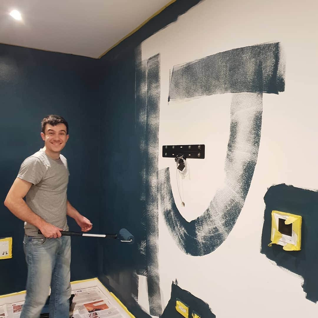 ジェニファー・ピンチズさんのインスタグラム写真 - (ジェニファー・ピンチズInstagram)「Making it our own 😄🏠💙🎨 #firsthome #london #homeowners #helptobuy #diy #painting #decorating #farrowandball #hagueblue #flat #apartment」3月21日 5時26分 - jennifer.pinches