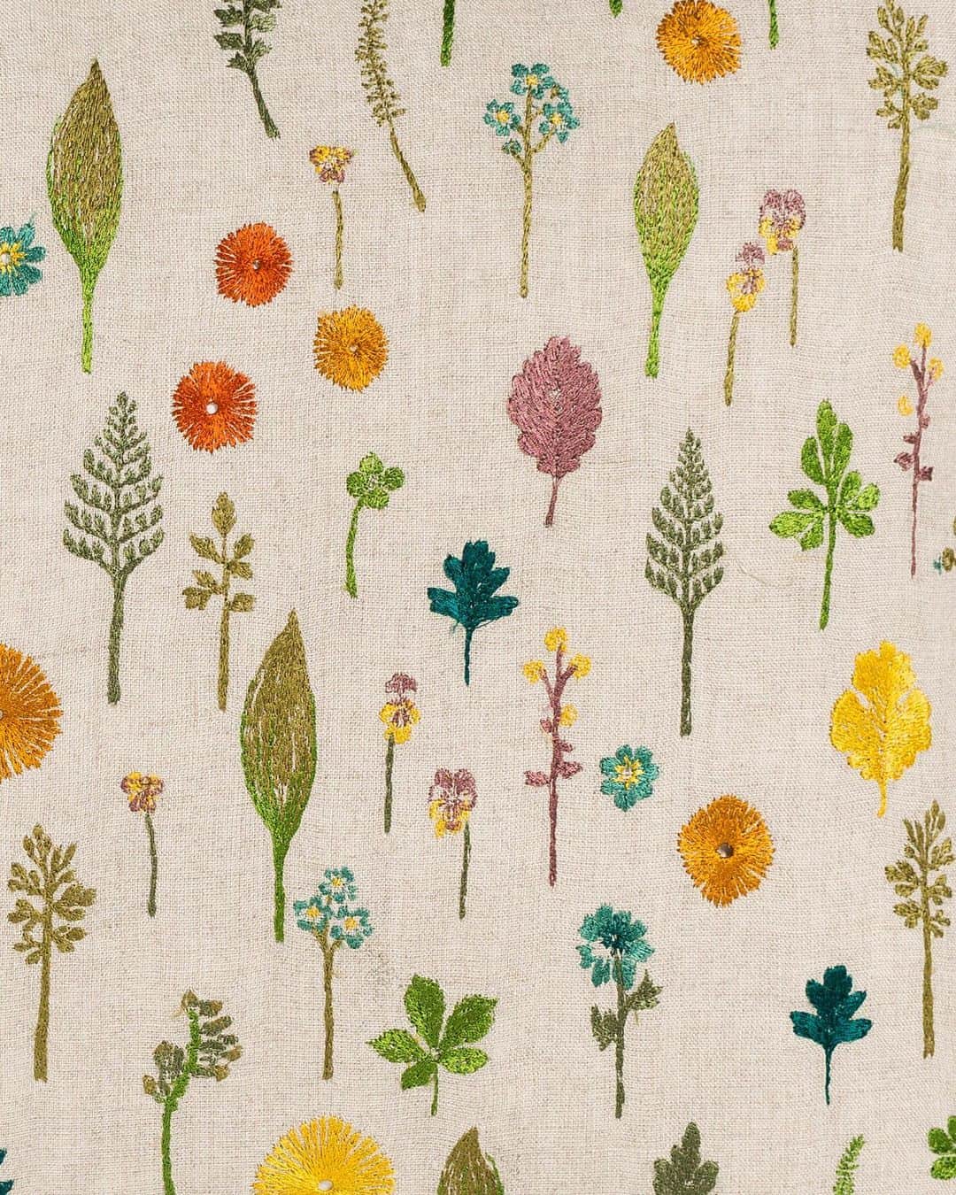のインスタグラム：「Happy Spring Equinox! 🌷💥🌿 🌝 Garden embroidered pillow and fabric features a field of dandy flowers, forget-me-nots, violets, blooms and sprigs perfect to welcome the season. . . . #springequinox #spring #embroidery #embroideredflowers #embroideredfabric #garden」