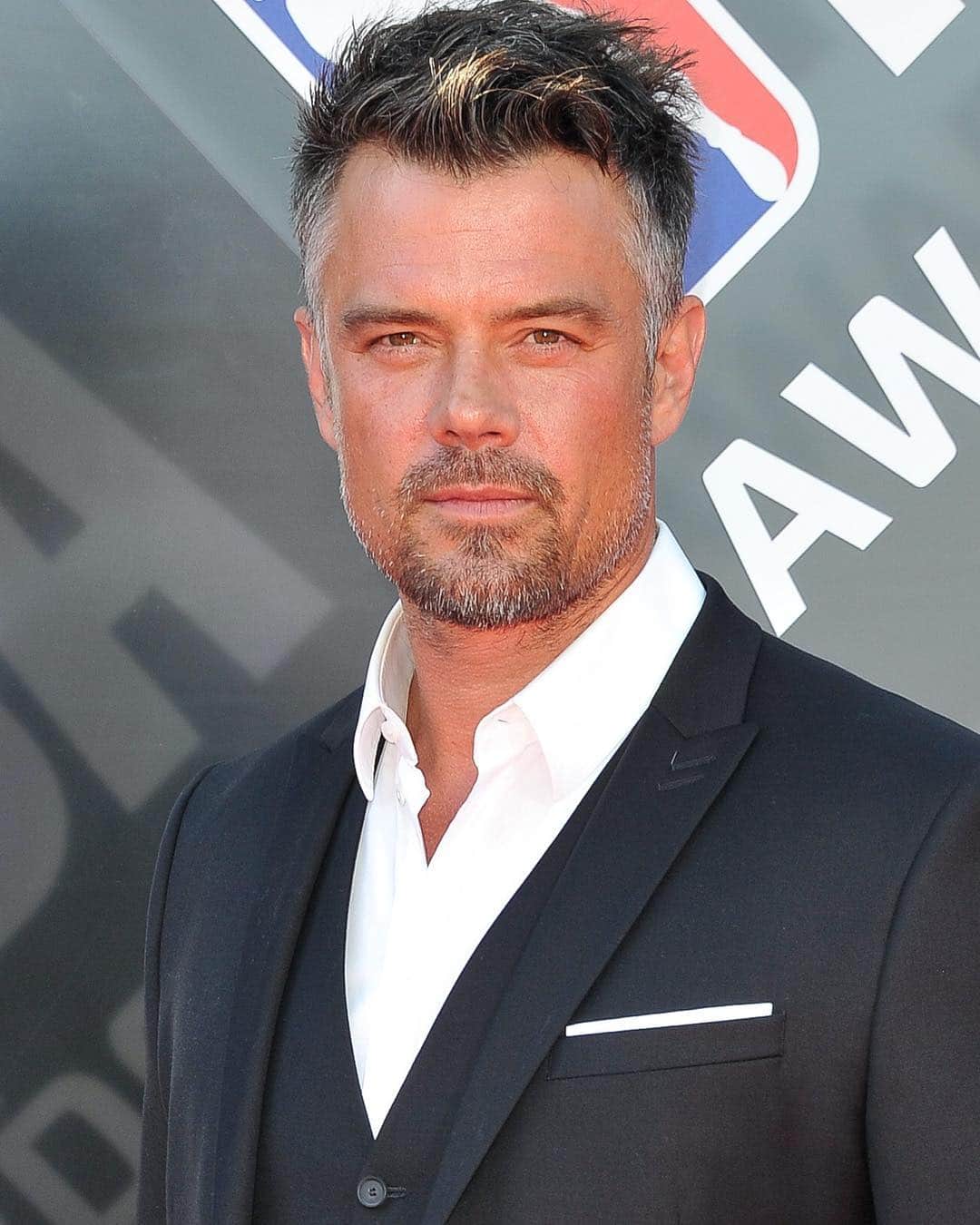 E! Onlineさんのインスタグラム写真 - (E! OnlineInstagram)「Don't mind us—just trying to see if the thirst for Josh Duhamel is still real. (📷: Getty Images)」3月21日 5時30分 - enews