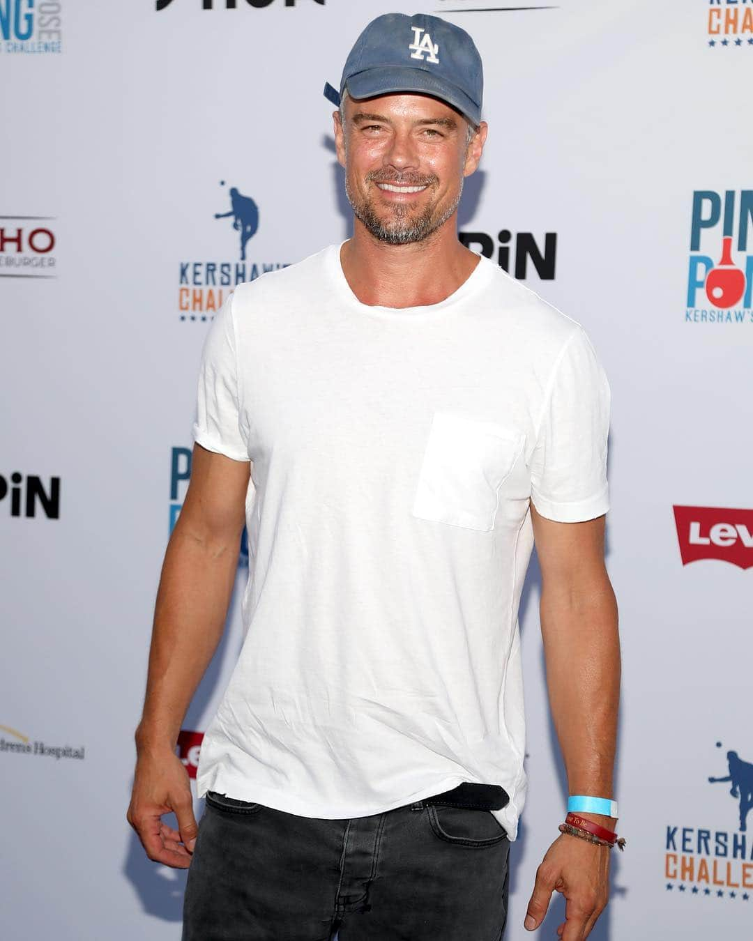 E! Onlineさんのインスタグラム写真 - (E! OnlineInstagram)「Don't mind us—just trying to see if the thirst for Josh Duhamel is still real. (📷: Getty Images)」3月21日 5時30分 - enews