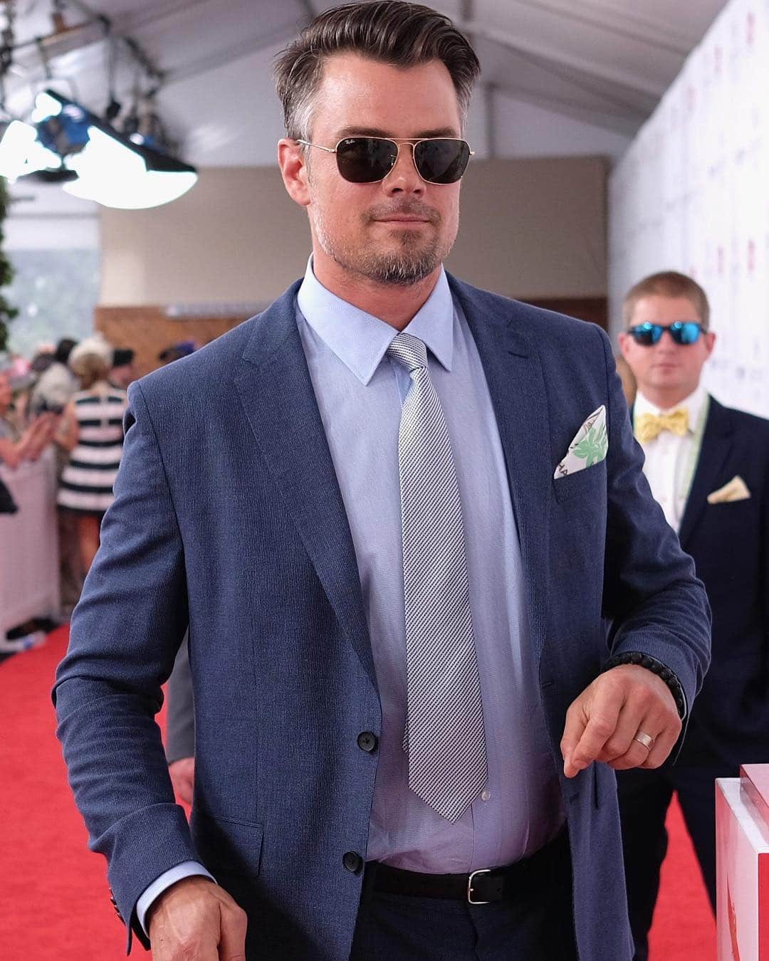 E! Onlineさんのインスタグラム写真 - (E! OnlineInstagram)「Don't mind us—just trying to see if the thirst for Josh Duhamel is still real. (📷: Getty Images)」3月21日 5時30分 - enews