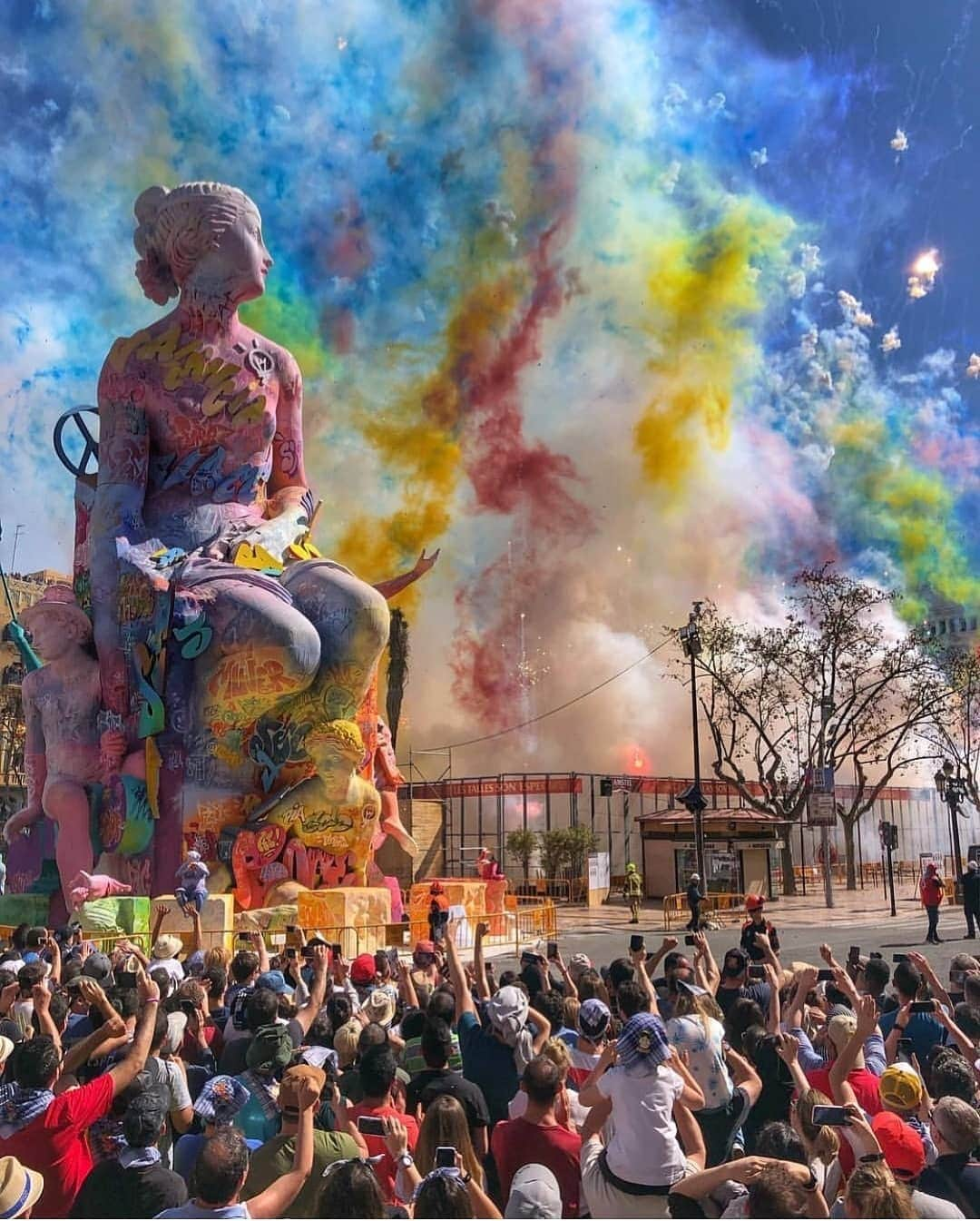 Instagramersさんのインスタグラム写真 - (InstagramersInstagram)「Enjoy this recent picture by @ferrancano at @igersvalencia 🎉 Valencia (Spain) is overturned by Fallas celebrations, a festivity that combines tradition, satire and art which shouldn’t be missed for anything in the world. The origin comes from the old carpenter’s tradition who, when celebrating the arrival of spring on 19th March, used to burn pieces of wood (parots) that were used to prop up their lights during the winter. #igersvalencia #igersspain #igers」3月21日 5時40分 - igers