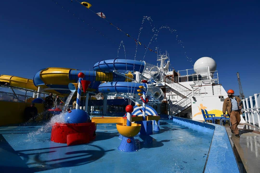 ルモンドさんのインスタグラム写真 - (ルモンドInstagram)「Le 1er mars, le croisiériste Costa a inauguré en grande pompe à Trieste son premier navire conçu intégralement pour une clientèle chinoise. Construit autour du thème de Venise, il pourra accueillir 5 260 touristes, qui voyageront entre Shanghai et le Japon. Un nouveau terminal va voir le jour au sud du port de Trieste, à deux pas de la frontière slovène, d’ici à la fin de l’année, ou au plus tard début 2020. Une société chinoise devrait en assurer, au moins partiellement, l’exploitation. Cette perspective, couplée à la volonté de faire de Trieste un des débouchés des « nouvelles routes de la soie » voulues par le président Xi Jinping, a provoqué en Italie – et au-delà – une émotion à la hauteur de l’enjeu. - Photos : Miguel Medina / AFP (@afpphoto) - #Chine #CostaVenezia」3月21日 5時39分 - lemondefr