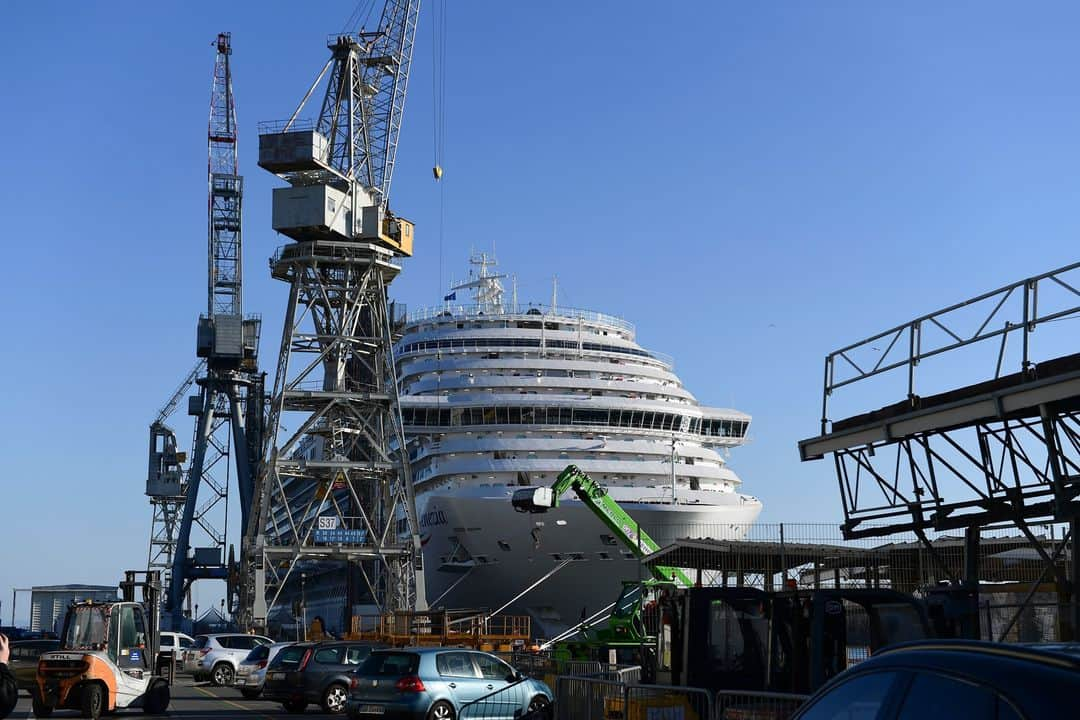 ルモンドさんのインスタグラム写真 - (ルモンドInstagram)「Le 1er mars, le croisiériste Costa a inauguré en grande pompe à Trieste son premier navire conçu intégralement pour une clientèle chinoise. Construit autour du thème de Venise, il pourra accueillir 5 260 touristes, qui voyageront entre Shanghai et le Japon. Un nouveau terminal va voir le jour au sud du port de Trieste, à deux pas de la frontière slovène, d’ici à la fin de l’année, ou au plus tard début 2020. Une société chinoise devrait en assurer, au moins partiellement, l’exploitation. Cette perspective, couplée à la volonté de faire de Trieste un des débouchés des « nouvelles routes de la soie » voulues par le président Xi Jinping, a provoqué en Italie – et au-delà – une émotion à la hauteur de l’enjeu. - Photos : Miguel Medina / AFP (@afpphoto) - #Chine #CostaVenezia」3月21日 5時39分 - lemondefr