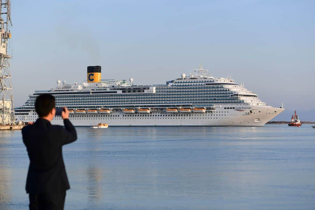 ルモンドさんのインスタグラム写真 - (ルモンドInstagram)「Le 1er mars, le croisiériste Costa a inauguré en grande pompe à Trieste son premier navire conçu intégralement pour une clientèle chinoise. Construit autour du thème de Venise, il pourra accueillir 5 260 touristes, qui voyageront entre Shanghai et le Japon. Un nouveau terminal va voir le jour au sud du port de Trieste, à deux pas de la frontière slovène, d’ici à la fin de l’année, ou au plus tard début 2020. Une société chinoise devrait en assurer, au moins partiellement, l’exploitation. Cette perspective, couplée à la volonté de faire de Trieste un des débouchés des « nouvelles routes de la soie » voulues par le président Xi Jinping, a provoqué en Italie – et au-delà – une émotion à la hauteur de l’enjeu. - Photos : Miguel Medina / AFP (@afpphoto) - #Chine #CostaVenezia」3月21日 5時39分 - lemondefr