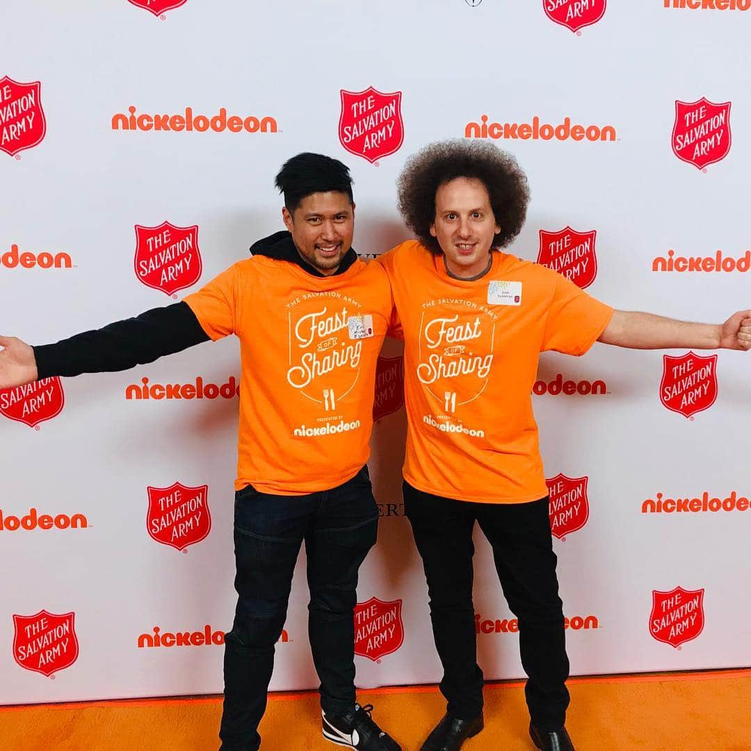 ジョシュ・サスマンさんのインスタグラム写真 - (ジョシュ・サスマンInstagram)「Had a great time volunteering with @nickelodeon and the @salvationarmyus for the spring edition of Feast For Sharing.  It was also really great to meet @therealboss33 and hear amazing stories from his @nba days. Very grateful to be able to participate in such wonderful events with wonderfully generous people. 🙏」3月21日 5時41分 - mrjoshsussman