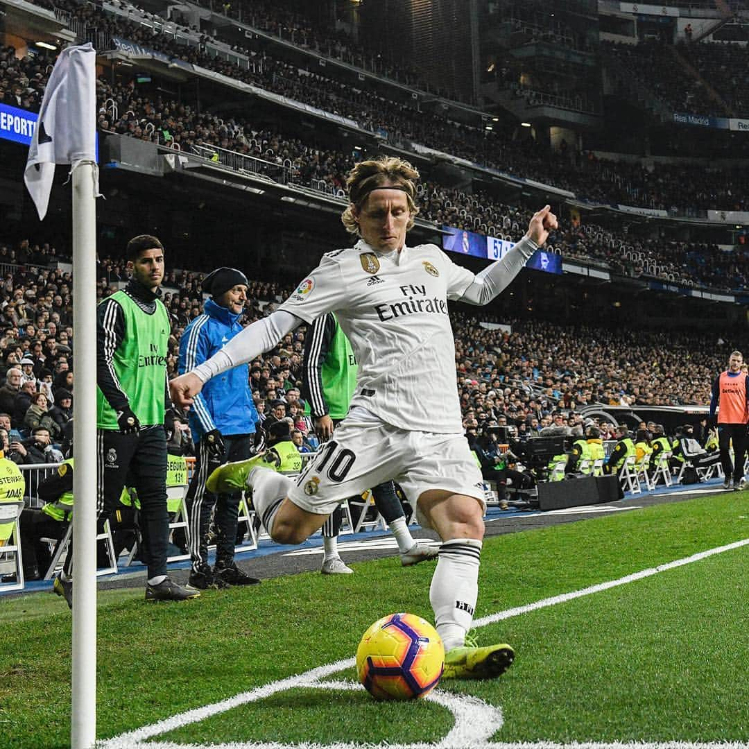 LFPさんのインスタグラム写真 - (LFPInstagram)「🎩🎩🎩 @lukamodric10 🎩🎩🎩 • #Modric #RealMadrid #Corner #LaLigaSantander #LaLiga #Skills」3月21日 5時46分 - laliga