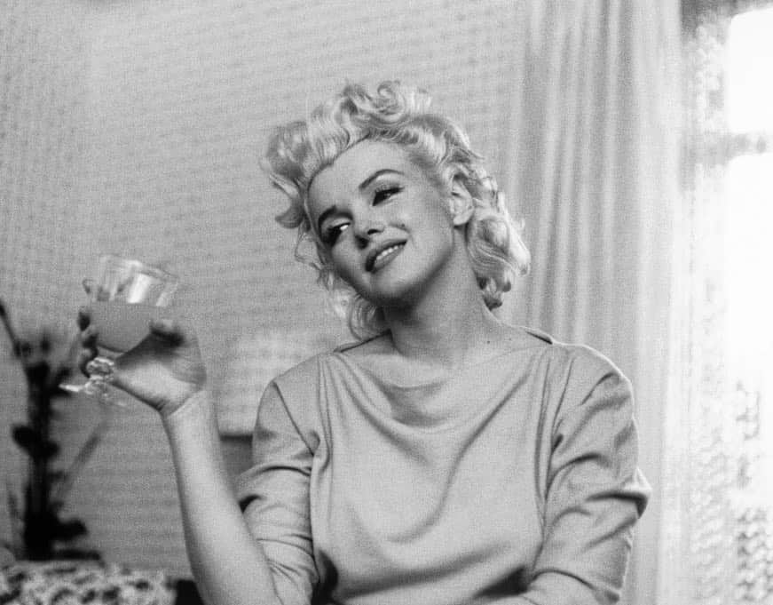 マリリン・モンローのインスタグラム：「Marilyn Monroe photographed by Ed Feingersh in her NYC hotel room, March 1955🖤」