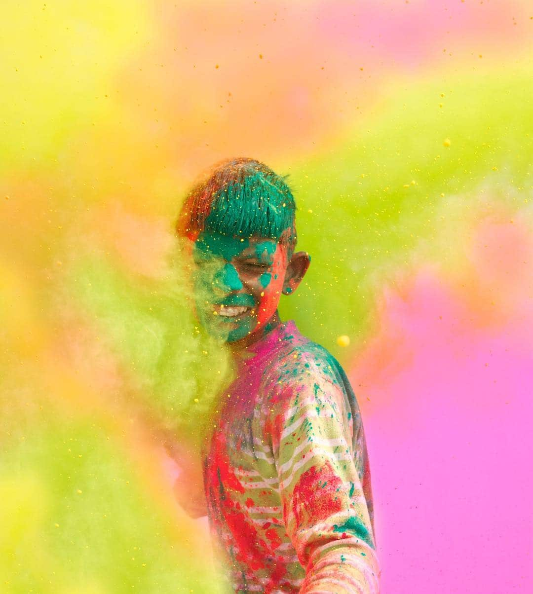 AIR CANADAさんのインスタグラム写真 - (AIR CANADAInstagram)「A "pigment" of your imagination? Not when you play #Holi! We fly from Toronto to Mumbai and from Vancouver and Toronto to Delhi, letting you experience India in living colour 💜💙🧡💛❤️ . . “Pigmentez” votre vie en participant au festival Holi! Nous proposons les liaisons Toronto-Mumbai, Vancouver-Delhi et Toronto-Delhi, ce qui vous permet de visiter l’Inde et y faire des expériences hautes en couleur 💜💙🧡💛❤️」3月21日 5時59分 - aircanada