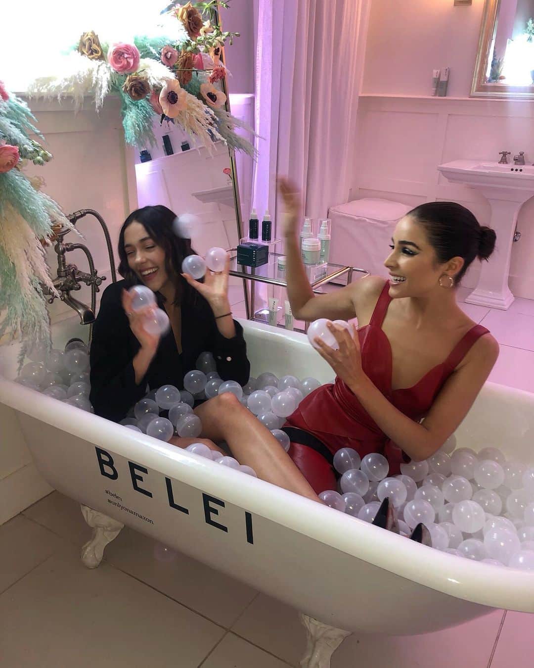 オリビア・カルポさんのインスタグラム写真 - (オリビア・カルポInstagram)「Bubble trouble 🛁🛁 Launching the first @amazon skincare brand #belei with my sister last night @sophiaculpo #onlyonamazon #ad」3月21日 6時14分 - oliviaculpo